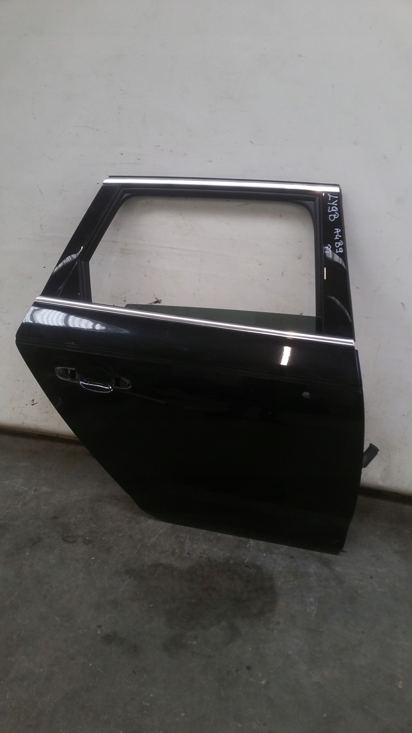 door right rear part LY95 Audi A4 B9 2015r