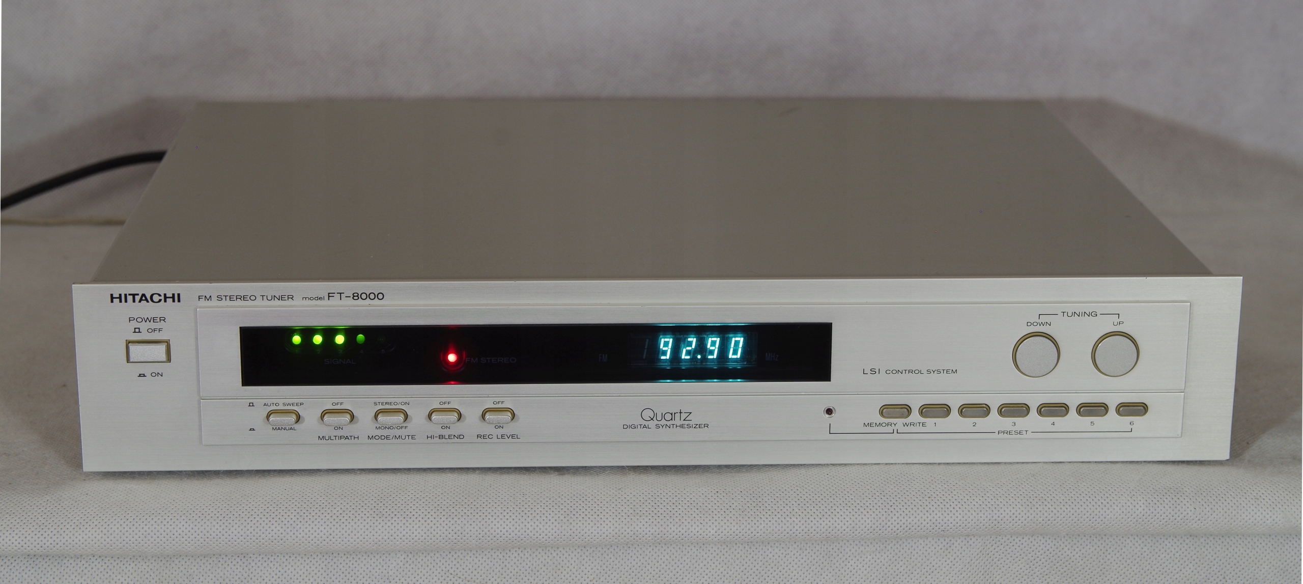 Hitachi FT-8000, dobry, rozbudowany tuner. Model FT-8000