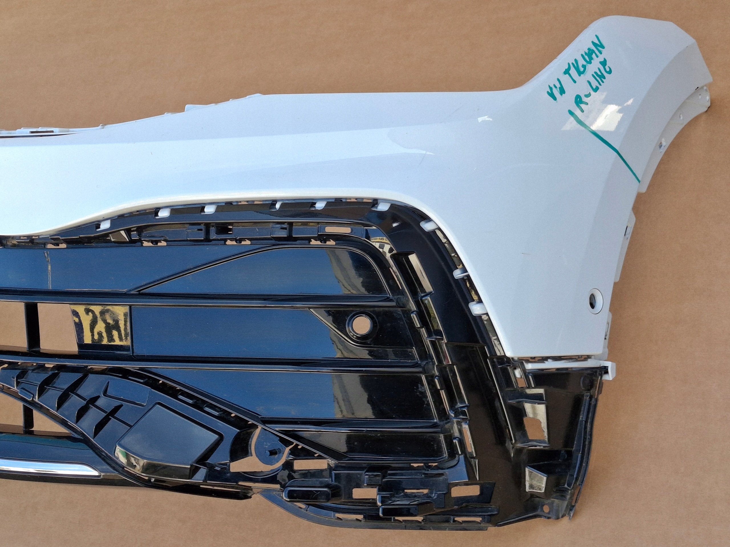 VW TIGUAN 2 II 5NA R-LINE LIFT ZDERZAK PRZÓD PRZEDNI 5NA853677Q Otwory na czujniki parkowania