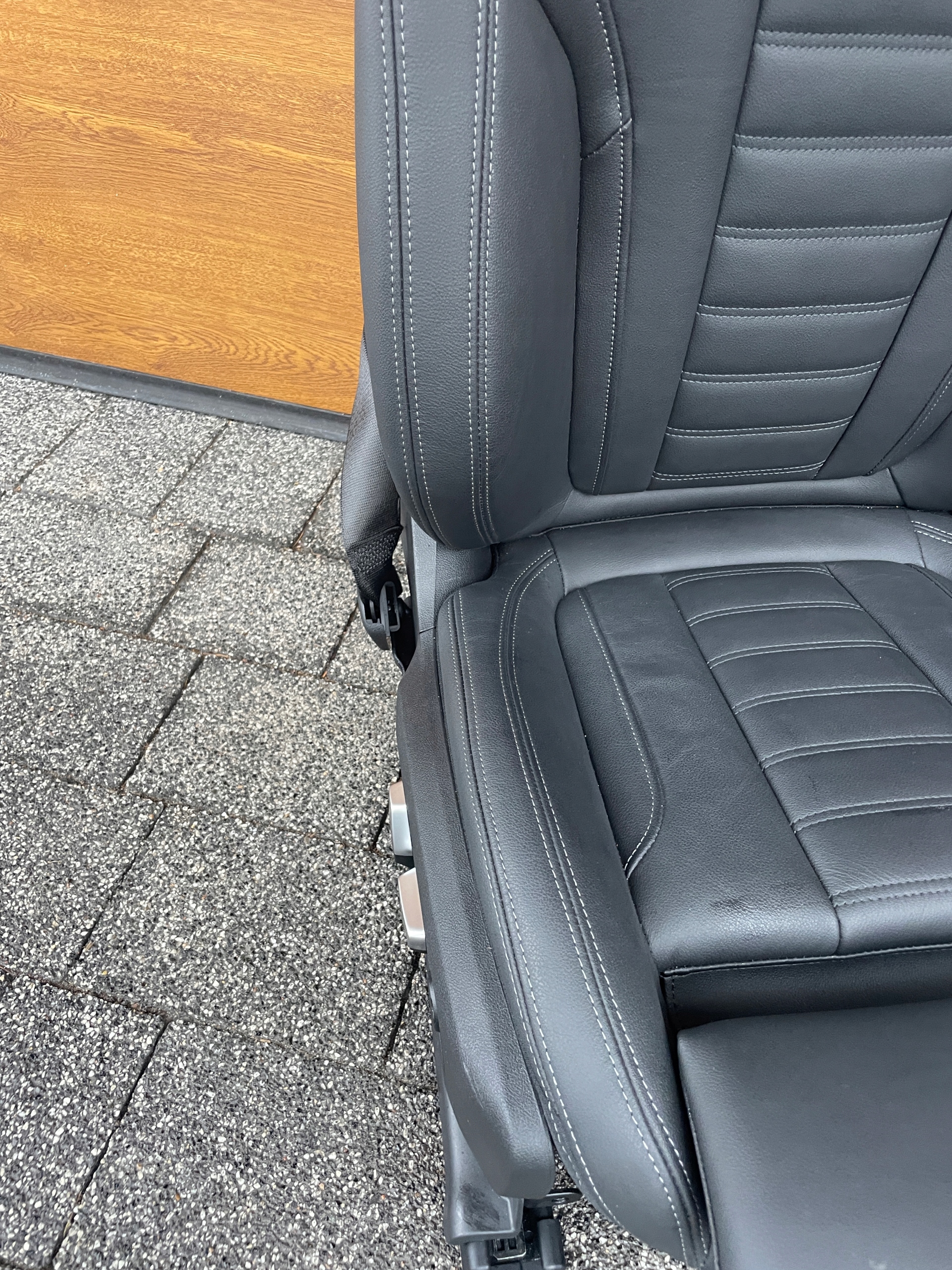 BMW G26 I4 кресла диван бочки обивка