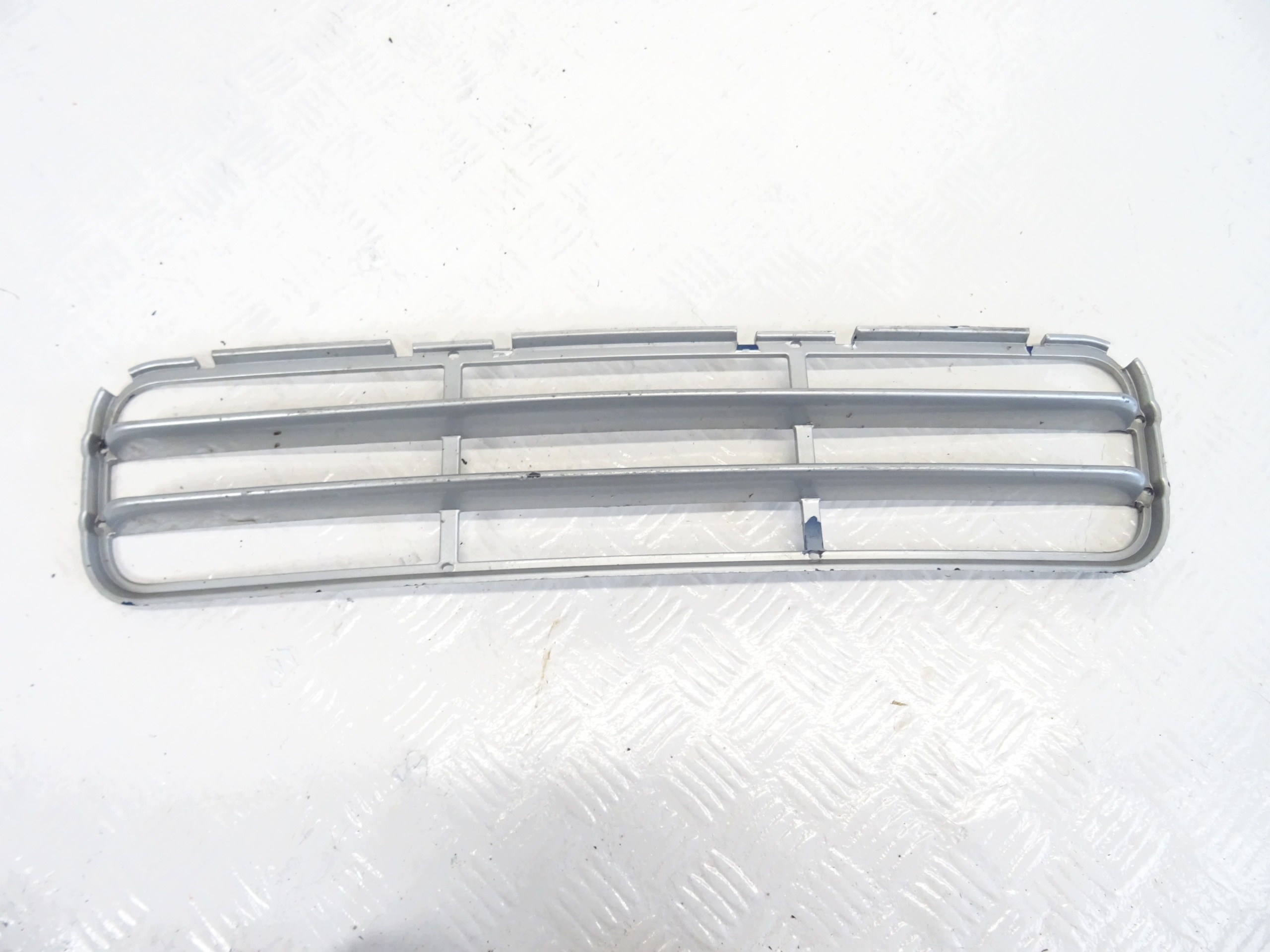 grid of a bumper front central BMW OE 51112233868