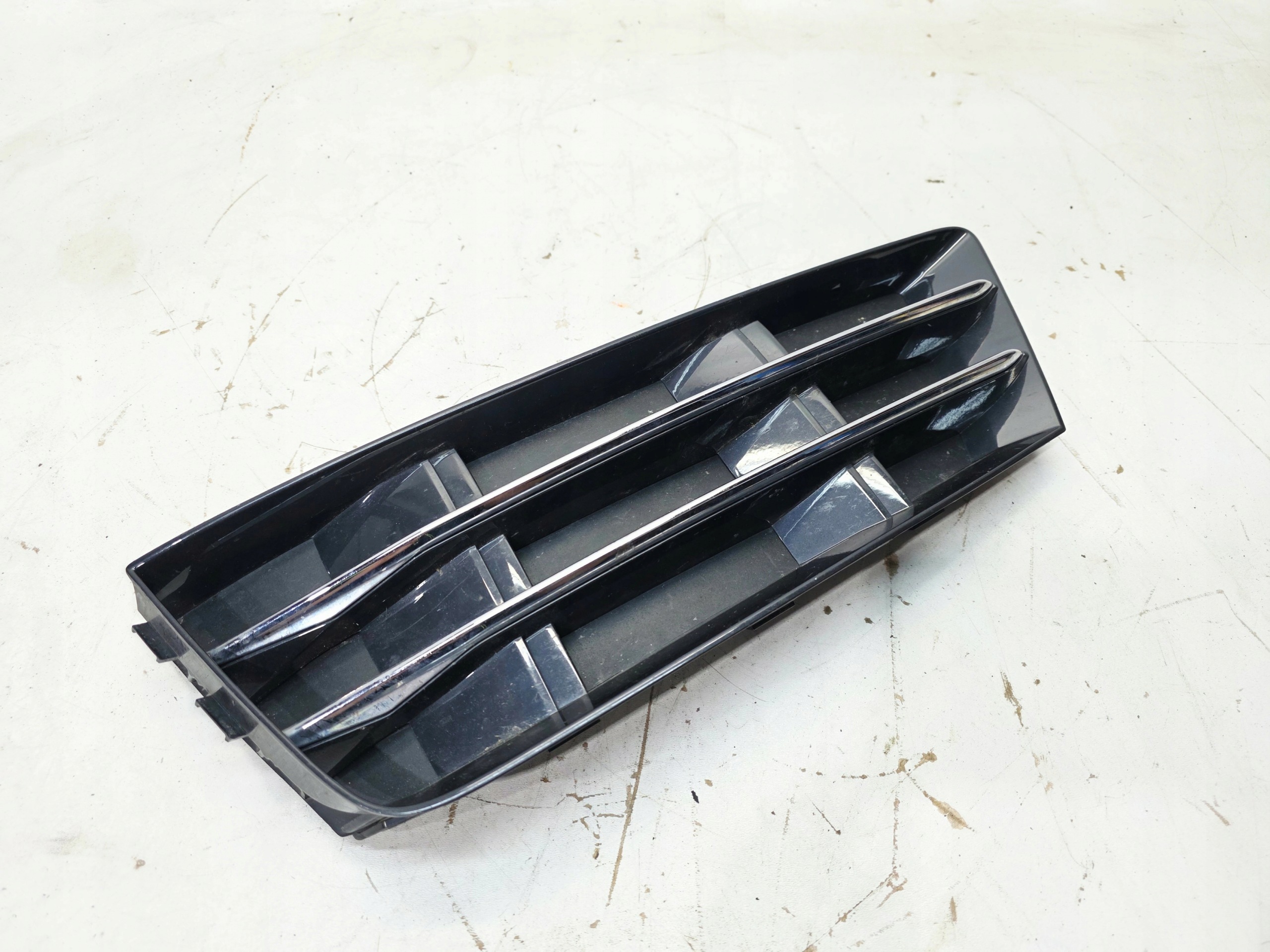 grid grille of a bumper left front AUDI A4 B9 8W0807681R