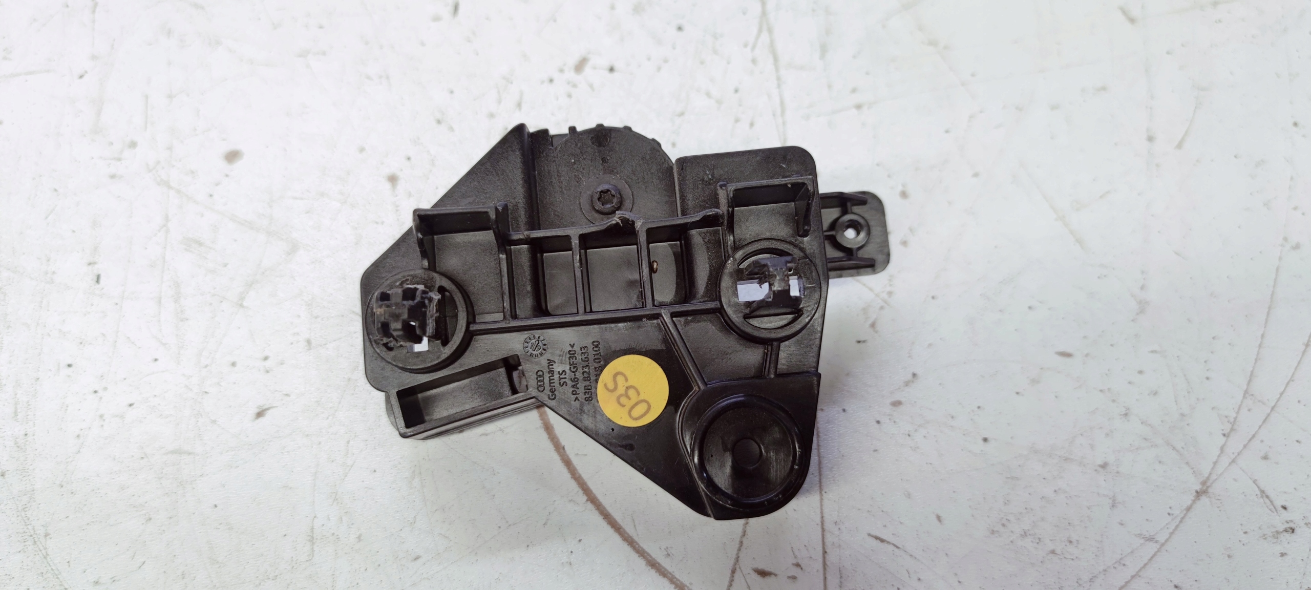 POIGNÉE MAIN COURANTE POUR L’OUVERTURE DU CAPOT AUDI Q3 83B823633