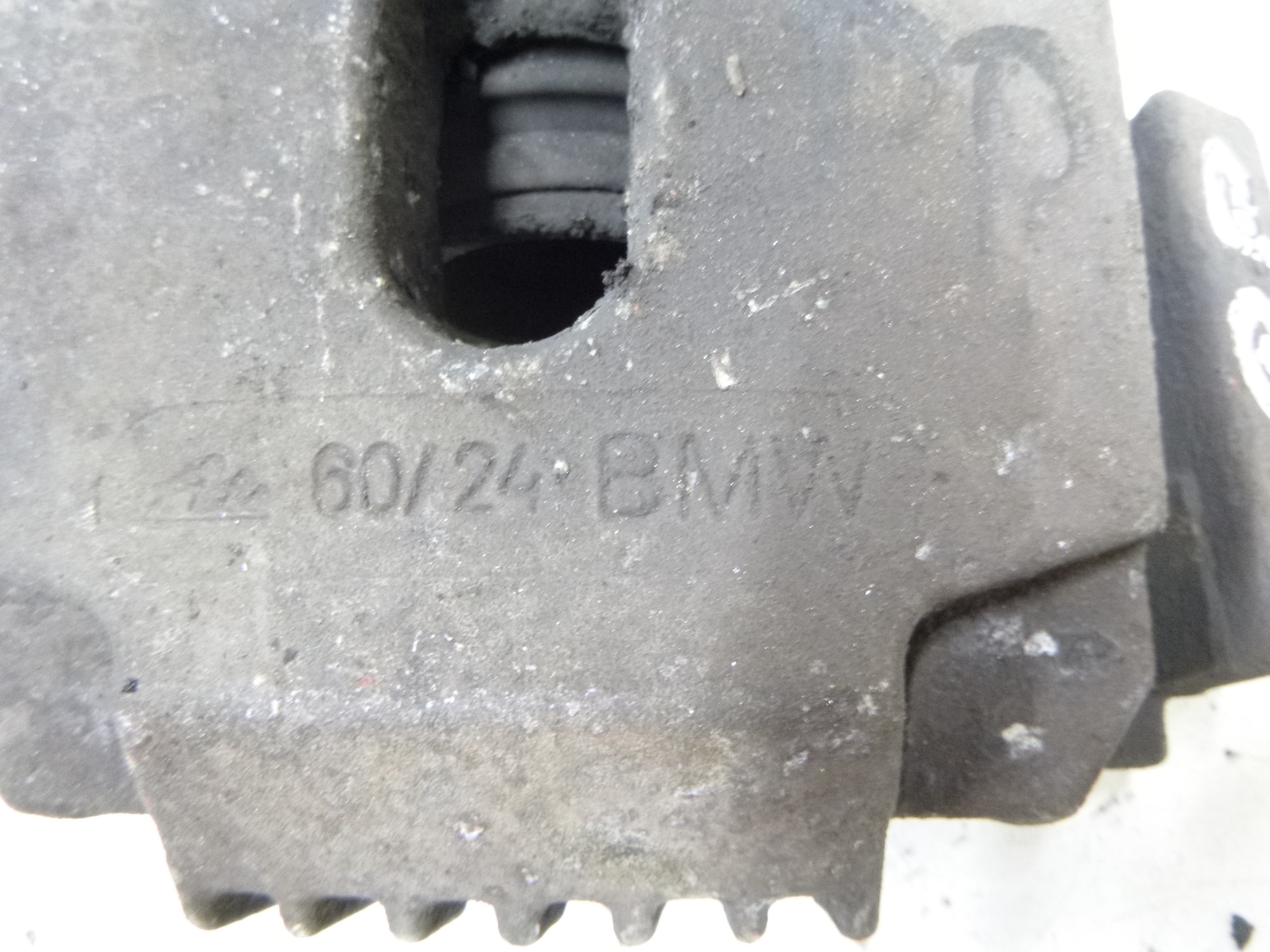 třmen brzdový předek pravý BMW E60 E61 2.0D 2005r.
