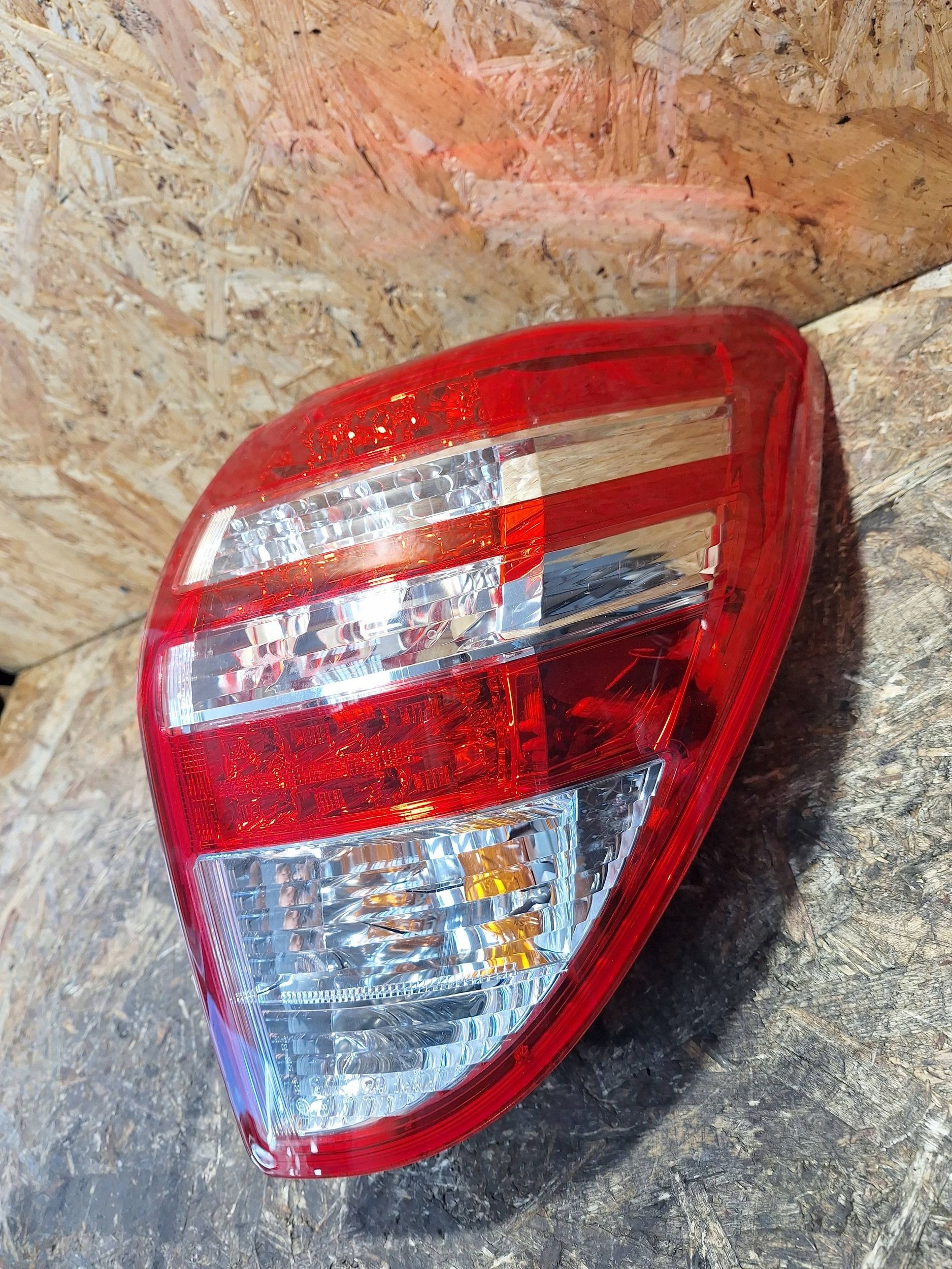 LAMPA TYŁ PRAWA TOYOTA RAV4 III 09-10 EUROPA