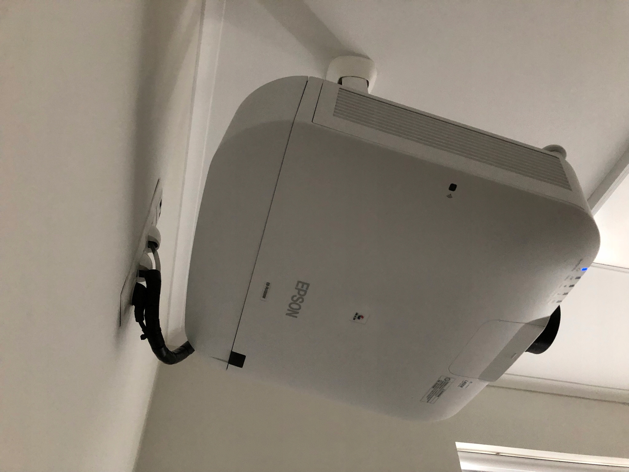 Projektor LCD Epson EB-L630U laser FULL HD kino Żywotność lampy w trybie normalnym 20000 h