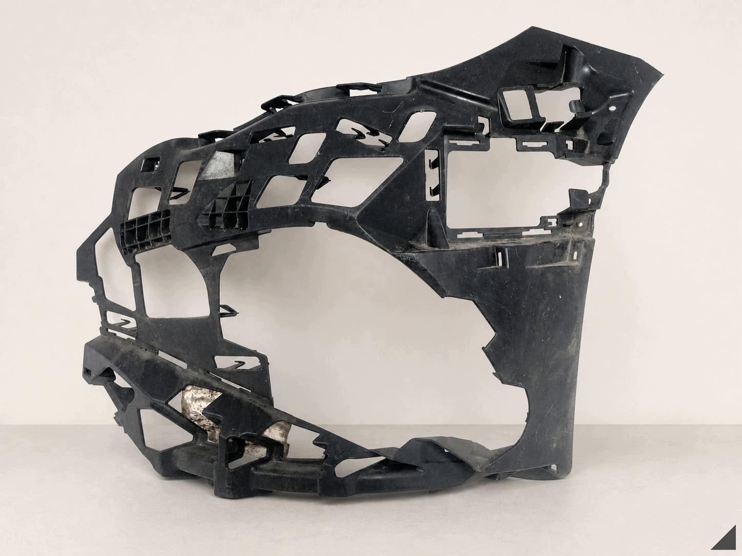 MERCEDES E-KLASA W214 AMG LINE 23- support holder W bumper front left
