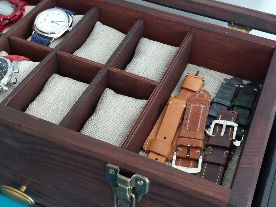 KOMÓDKA SKRZYNECZKA KASETKA PUDEŁKO NA16 ZEGARKÓW DREWNO ROBIONA RĘCZNIE Kolor brązowy