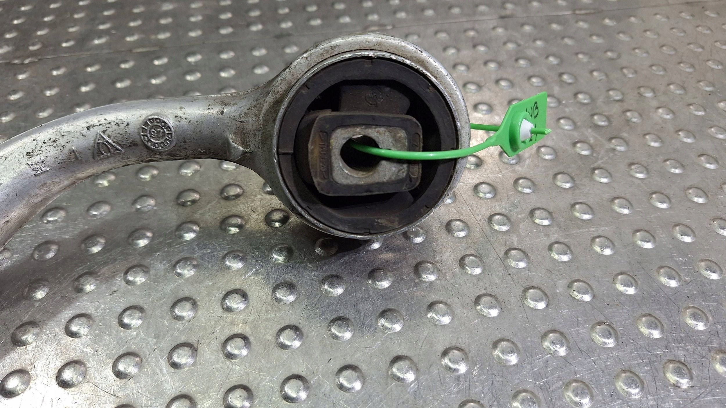 arm right front 1092610R BMW E39