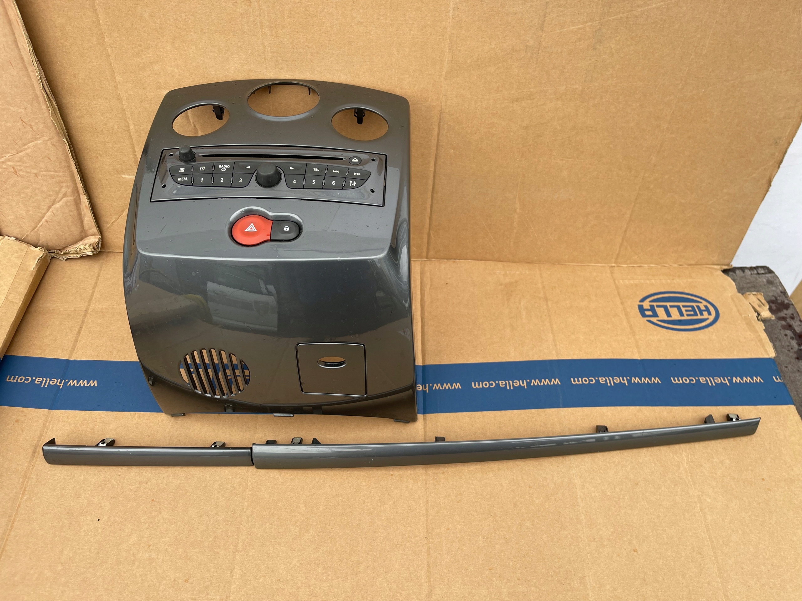 RENAULT CLIO III Lift радіо CD з кодом 281157453r