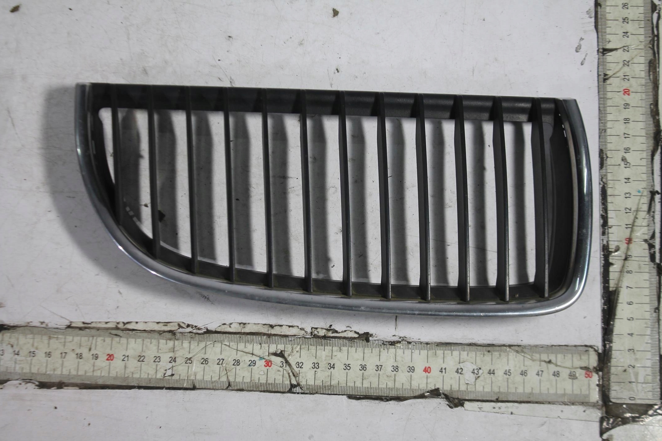 maska bubreg maska desna 7120008 BMW E90 E91 04-08