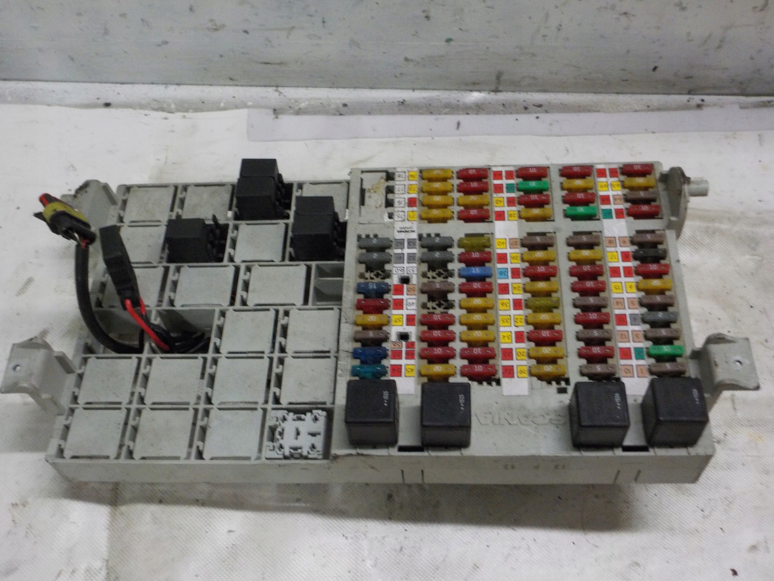 SCANIA R TABLICA PRZEKAŹNIKÓW BEZPIECZNIKÓW 2096304