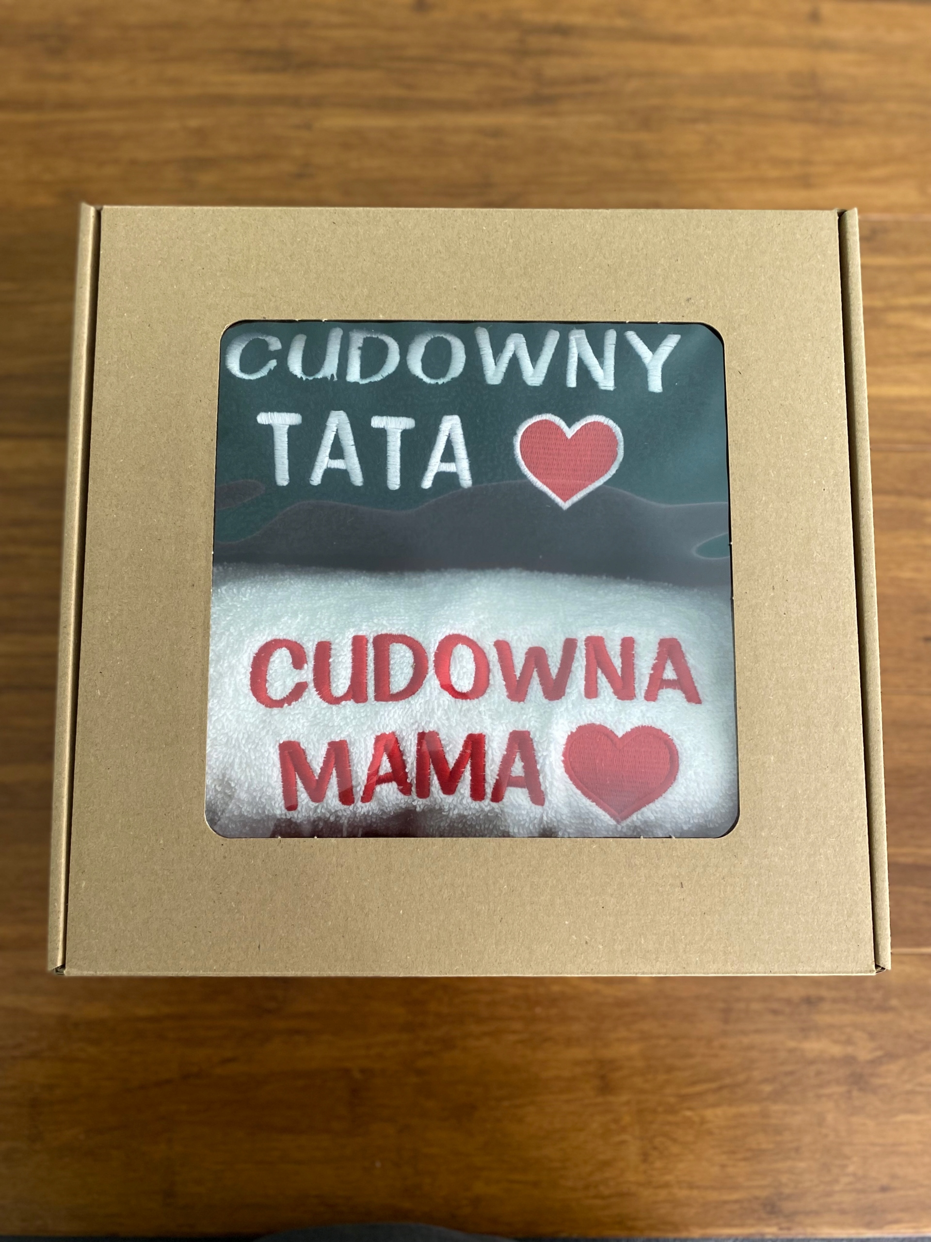 ZESTAW UPOMINKOWY BOX DLA MAMY I TATY 2W1 RECZNIKI KWITBUT Kolor beżowy biały czarny kremowy odcienie brązowego odcienie niebieskiego