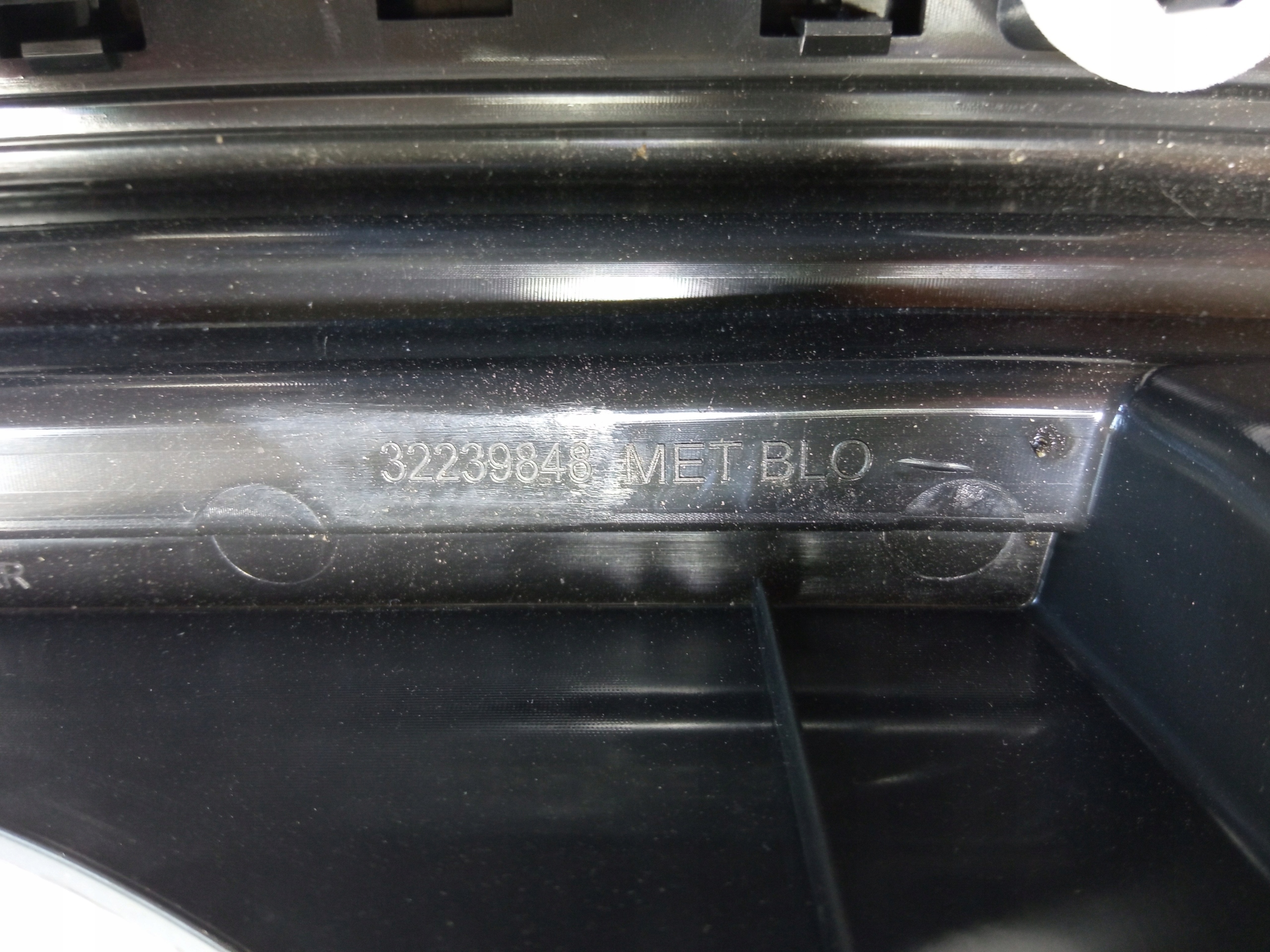 VOLVO V60 II OSŁONA PASA TYLNEGO 32239848 2018- Producent części Volvo OE