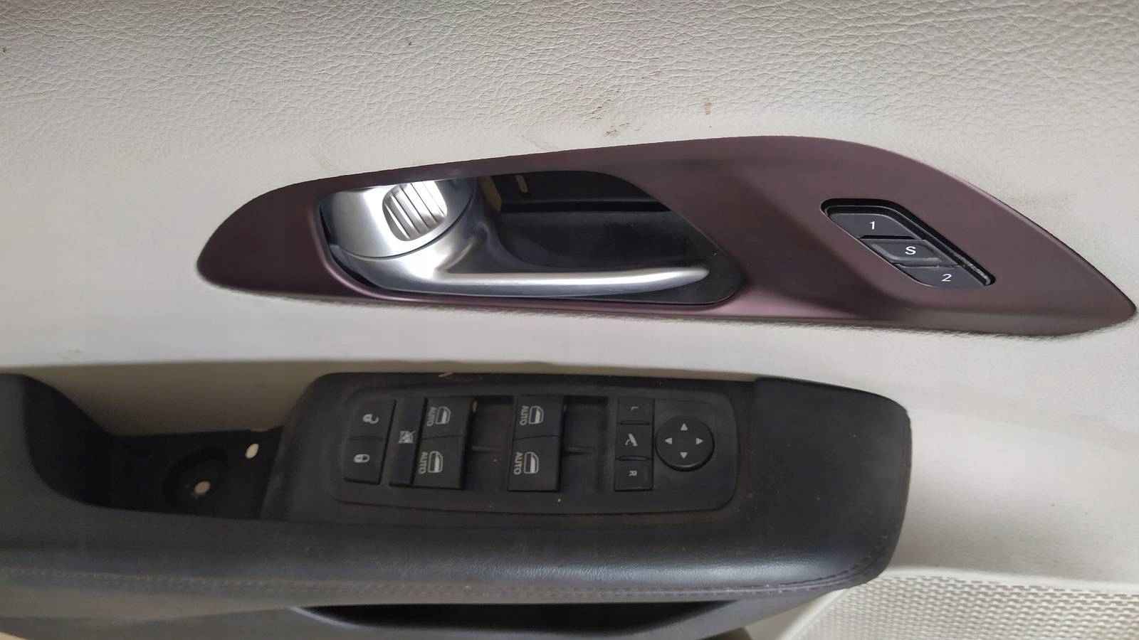 CHRYSLER PACIFICA 17- обивка дверные карты левый перед