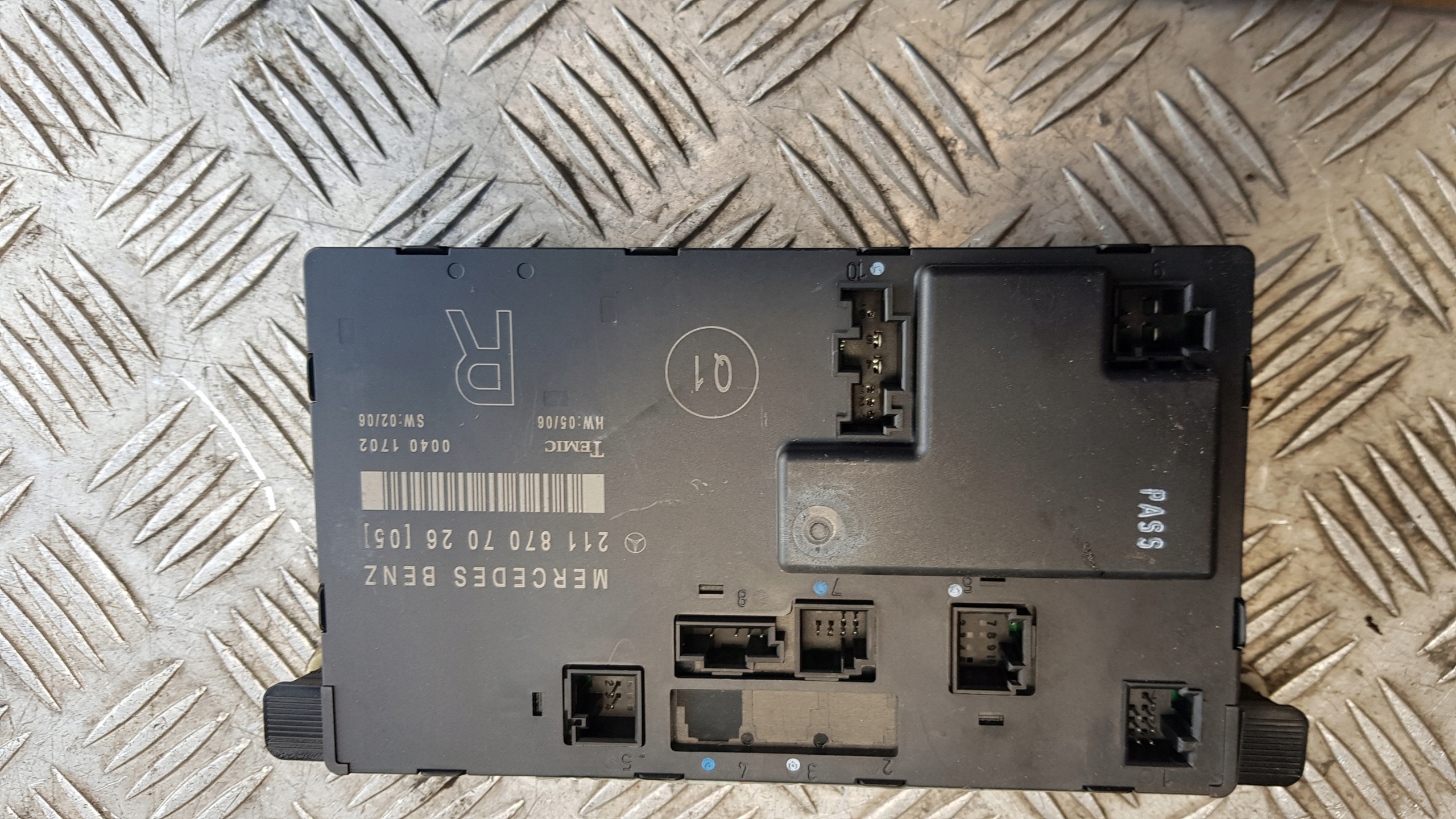 MERCEDES W211 MODUŁ DRZWI PRAWY PRZÓD 2118707026 Producent części Mercedes-Benz OE