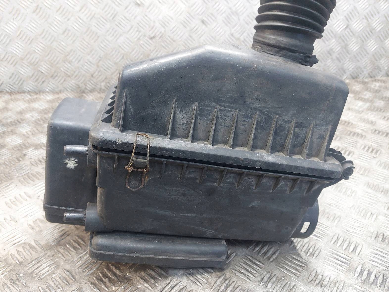 OBUDOWA FILTRA POWIETRZA + PRZEPŁYWOMIERZ + RURA DOLOT STILO 1.9 JTD Typ silnika Diesel