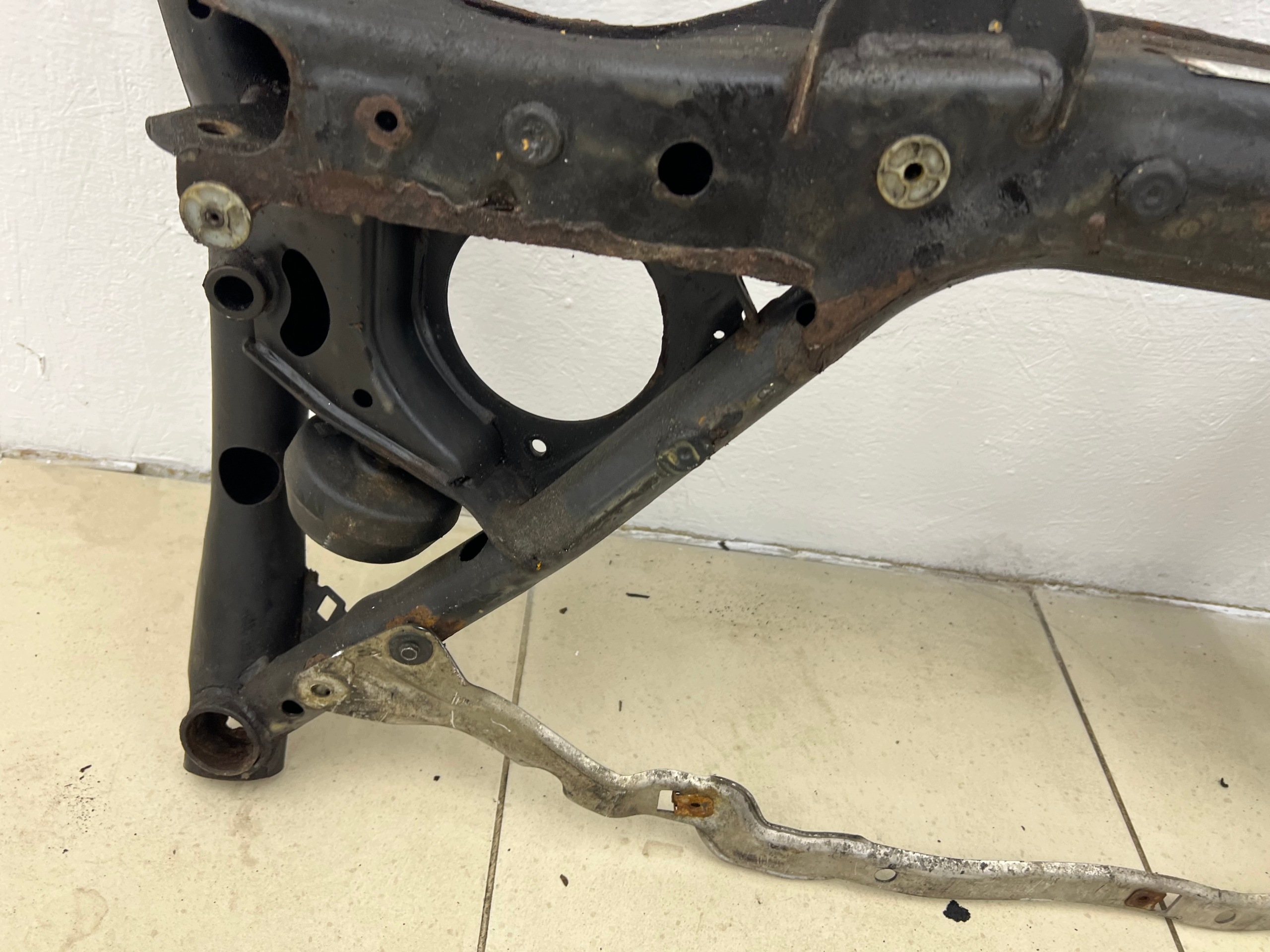 axle beam subframe axle beam springing front front BMW F30 F31 2.0D N47 11-18