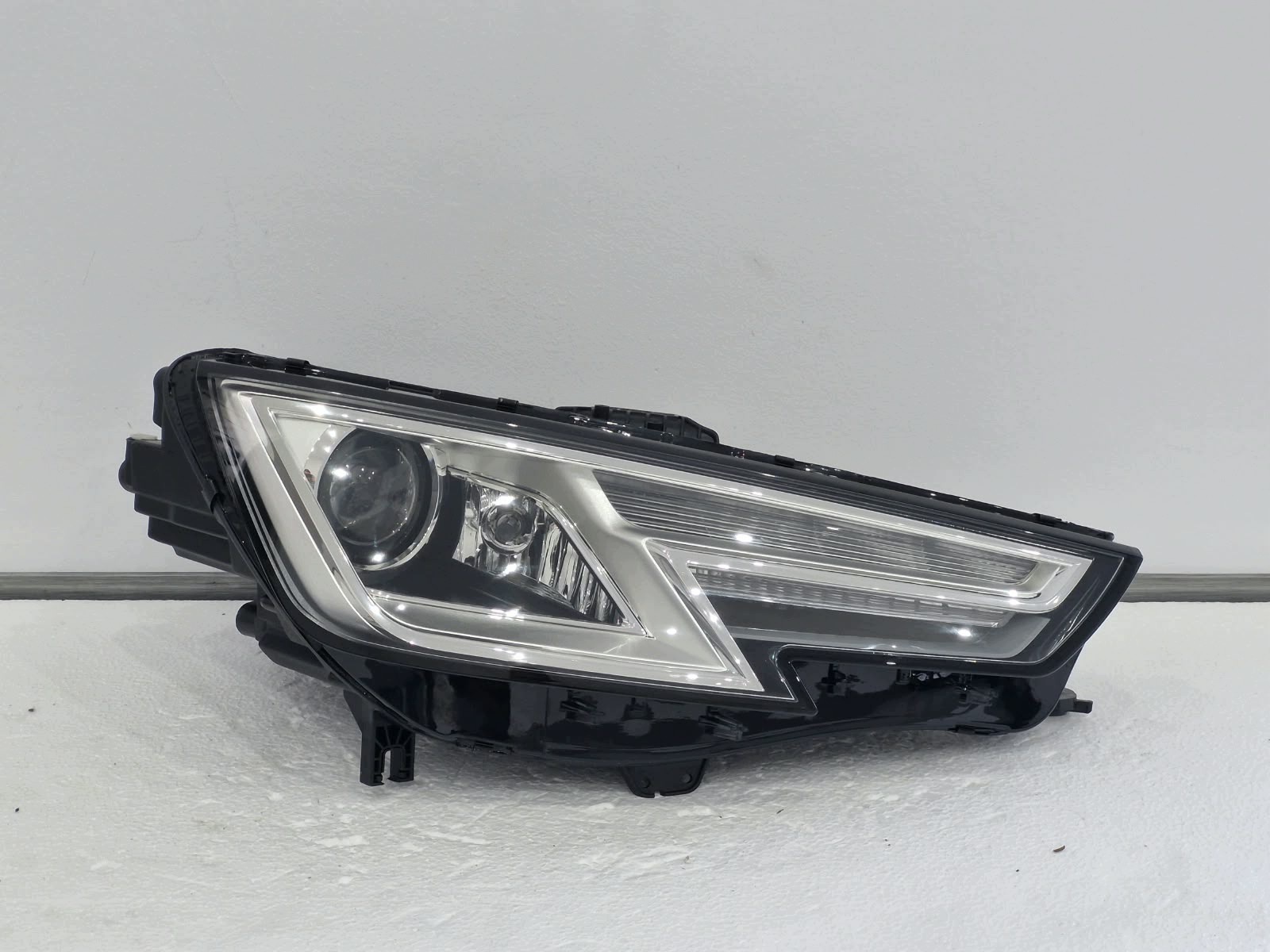 light right Audi A4 8W B9 Bi-Xenon LED