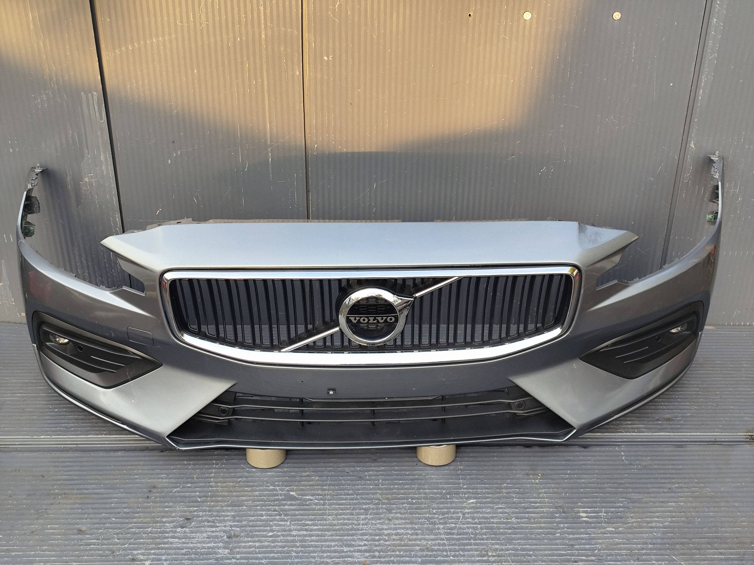 VOLVO V60 II lökhárító elülső 4xPDC teljes bontott