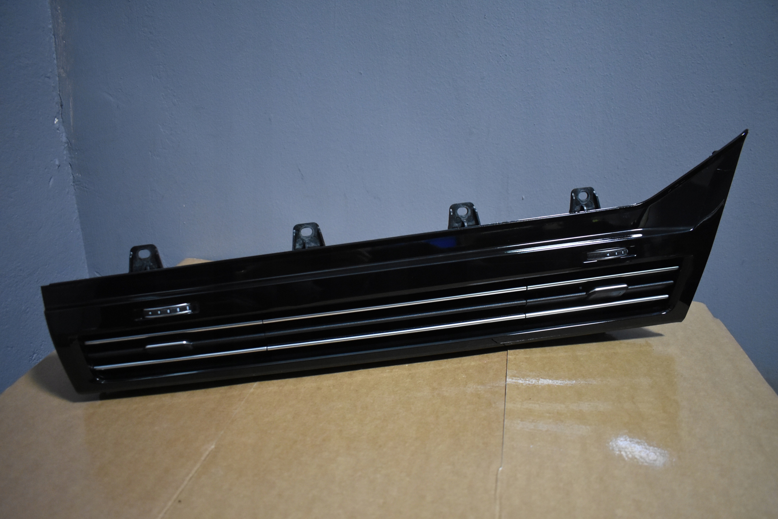 IDEALNA grid central VW TOUAREG III 1