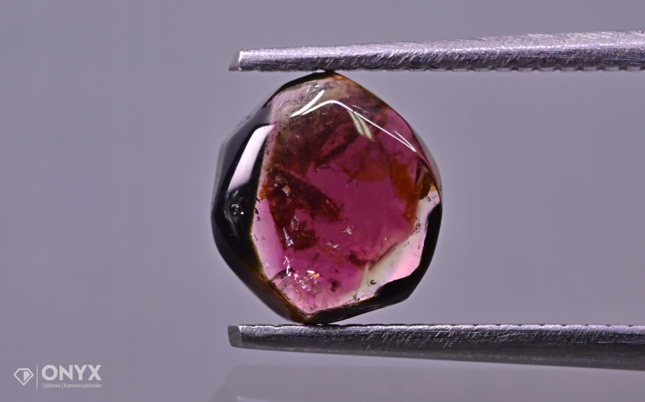 Turmalín konvexní nepravidelná dlažba 6,5x6,5 mm