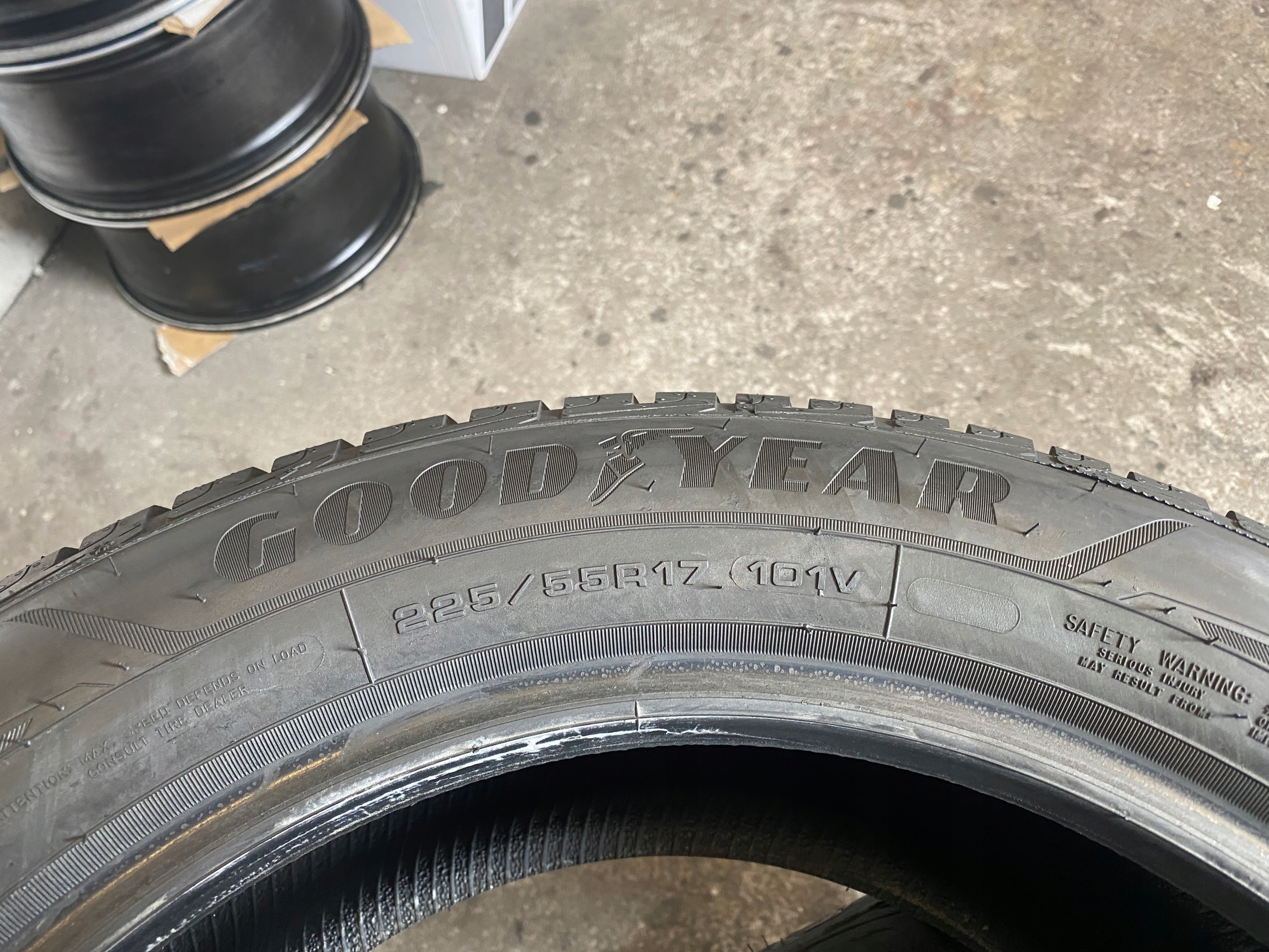 2 tyres winter 225/55R17 GOODYEAR Ultra Grip Performance + 7,5mm
