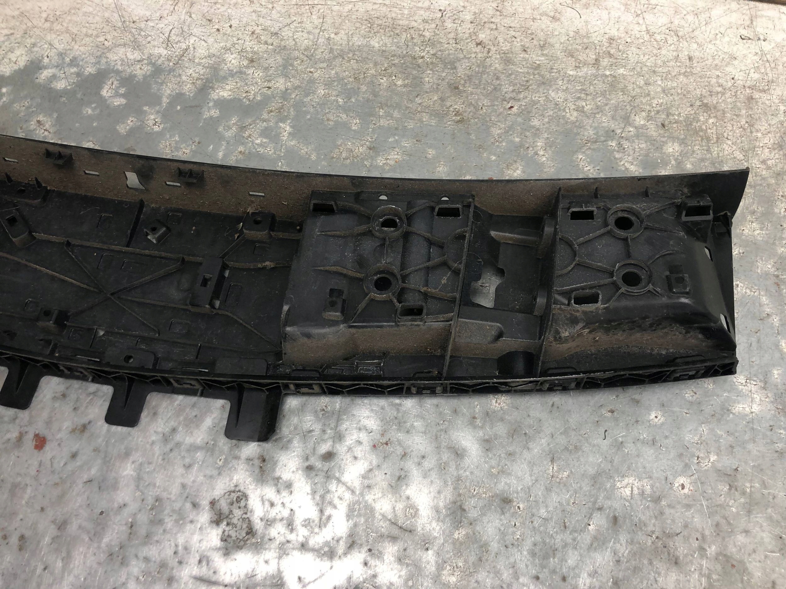 Support plaque SPOJLERA du capot PORSCHE PANAMERA 971 971827934A