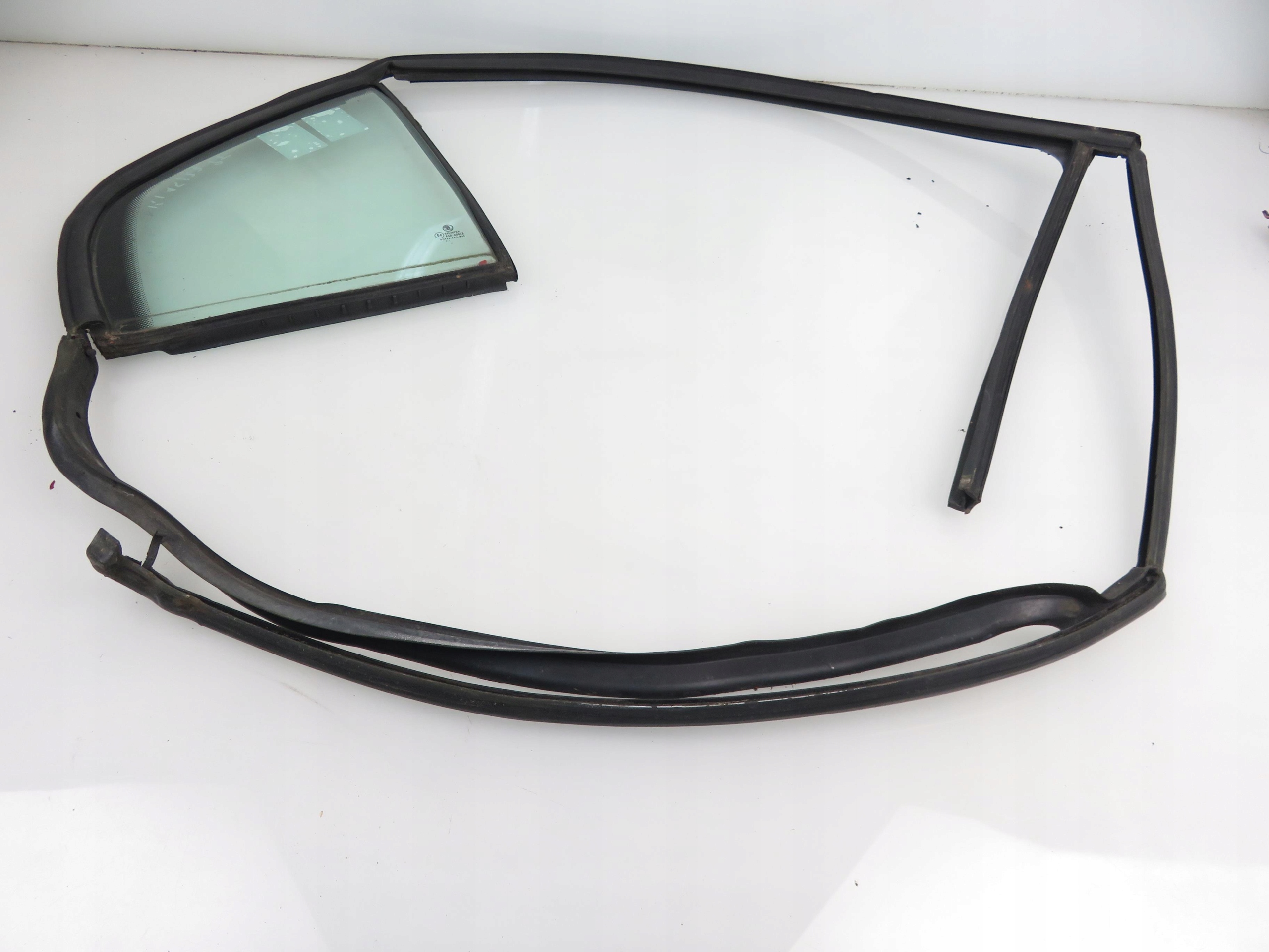 СТЕКЛО ЗАДНЕЕ ПРАВОЕ SKODA SUPERB И (3U4)