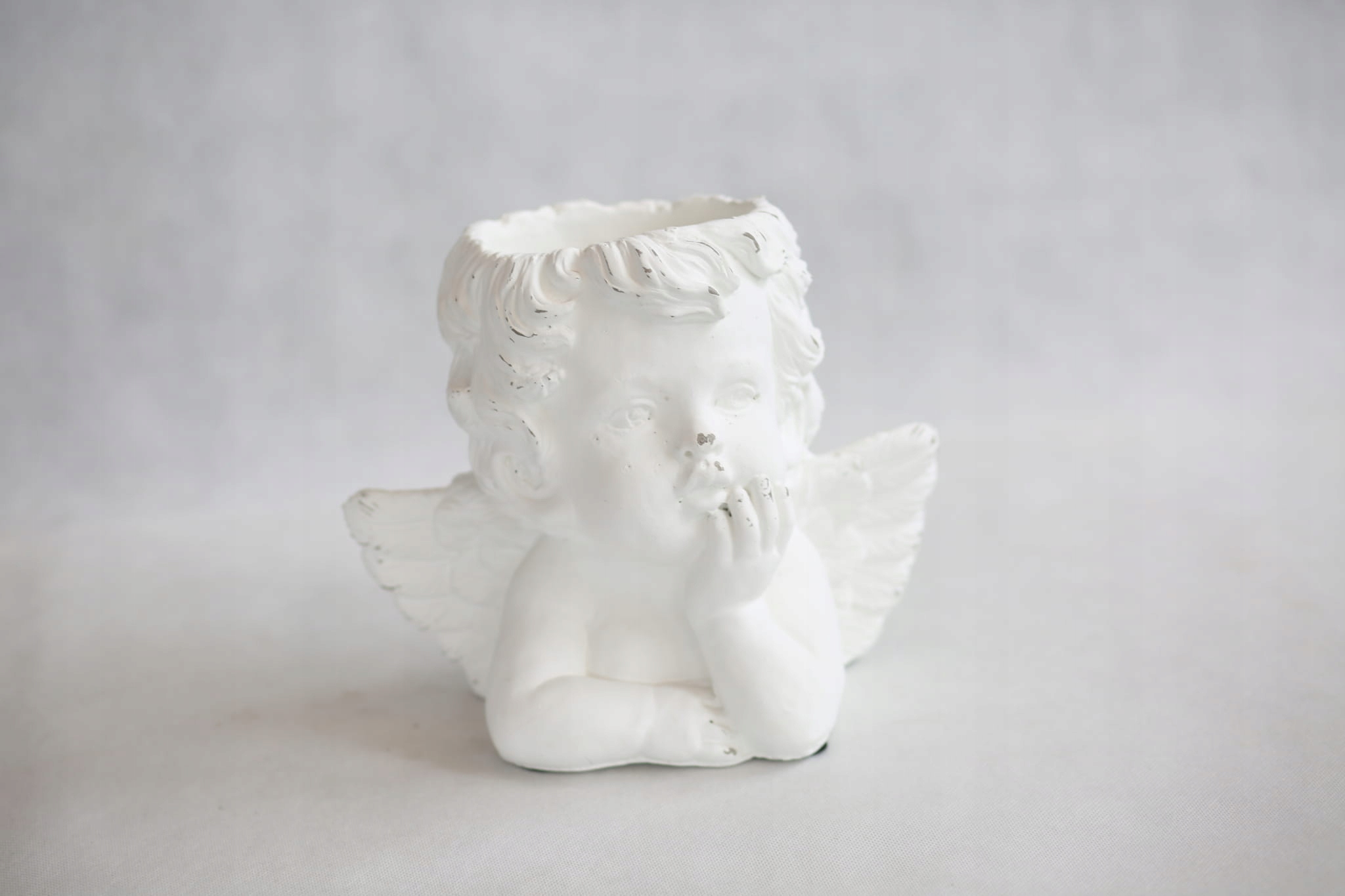 Osłonka cementowa biały aniołek 27x24cm doniczka Kolor biały