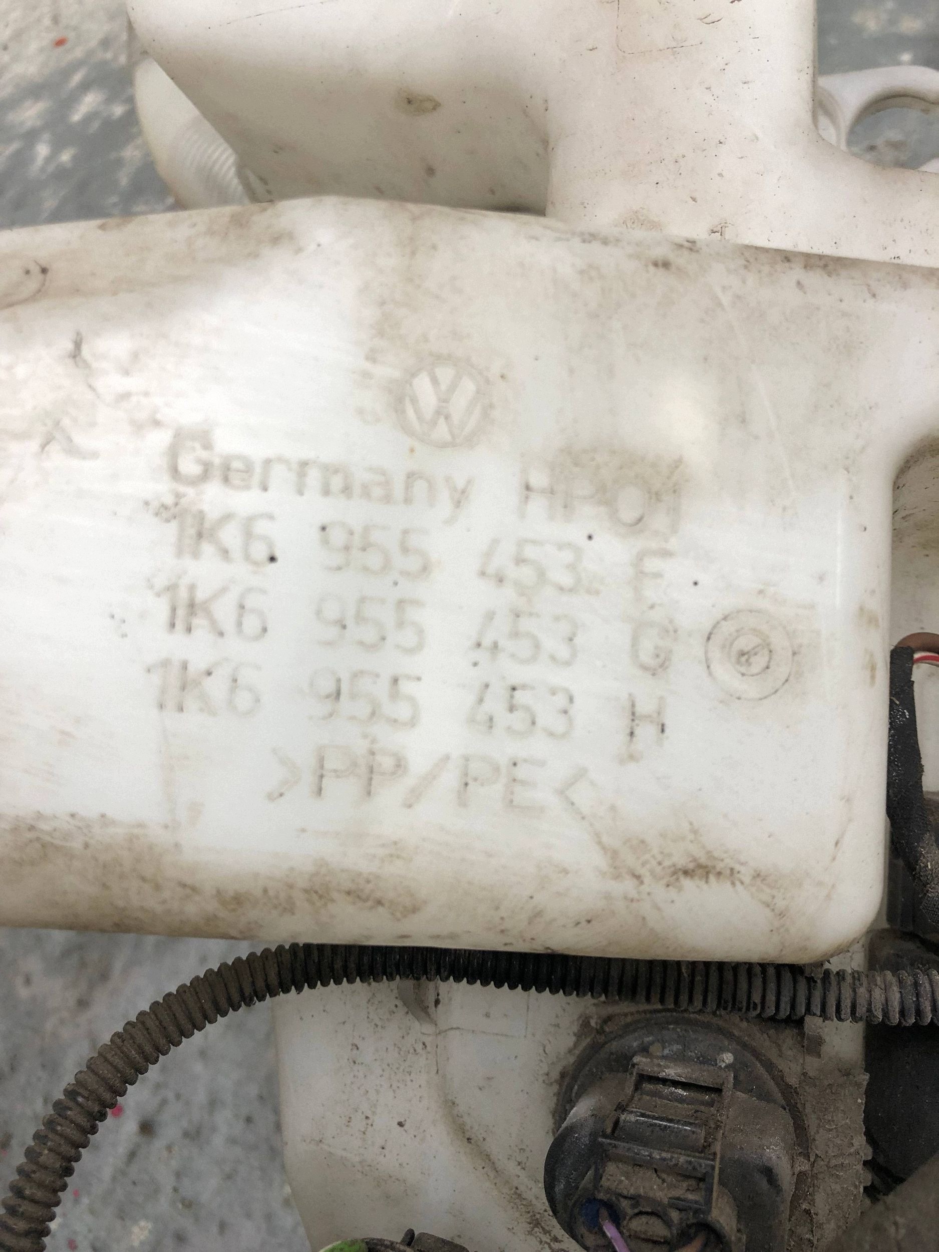 washer fluid tank VW GOLF VI 1K6955453H