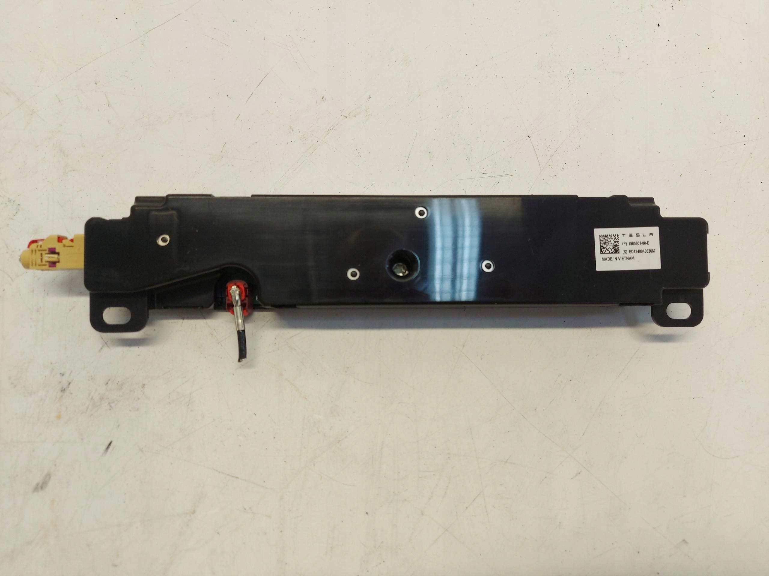 TESLA MODEL Y 2024r amplifier aerial 1585601-00-E