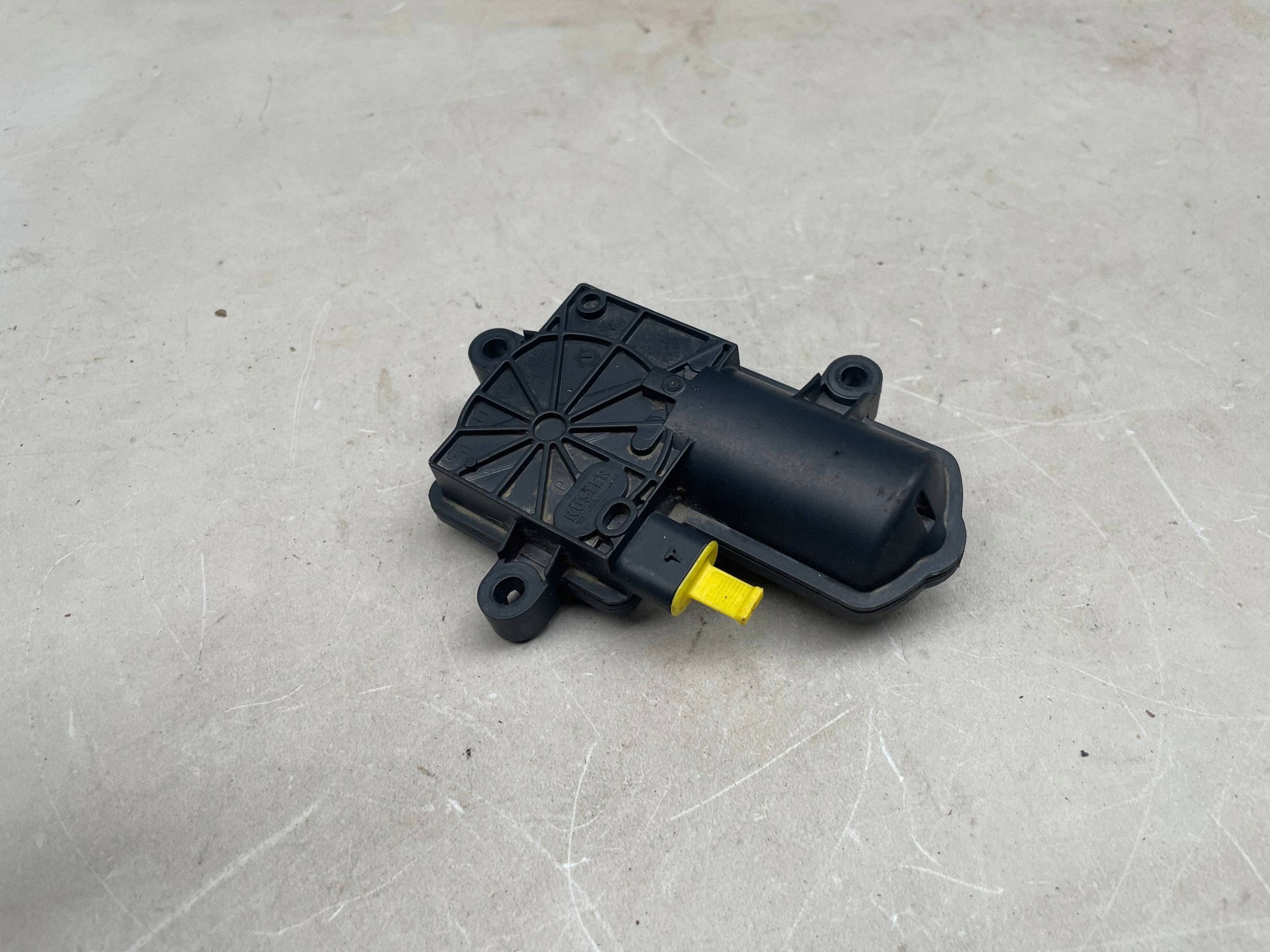 motorek výfuku AUDI Q8 4N0133246A @M
