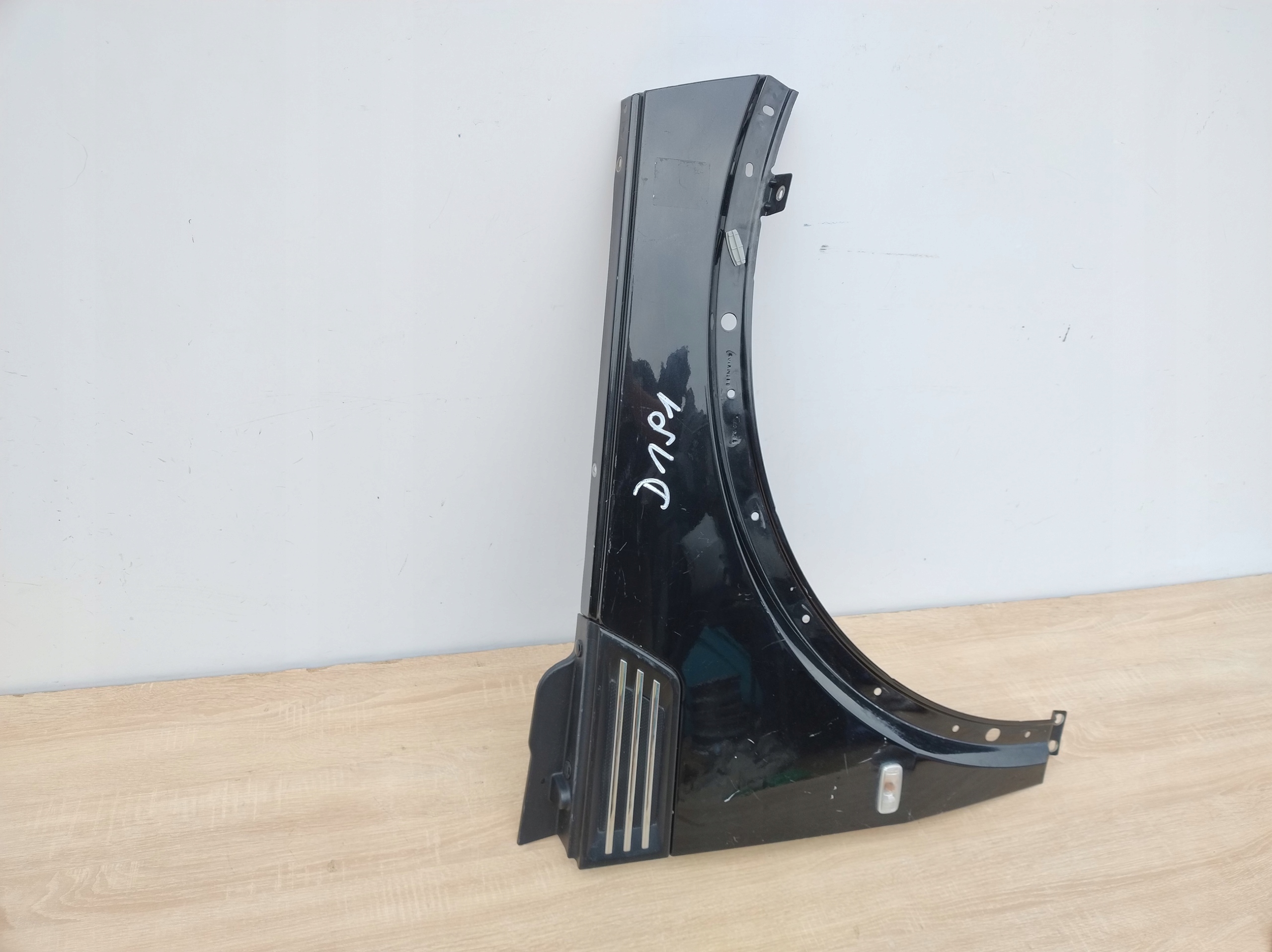 DODGE NITRO right fender front + moulding