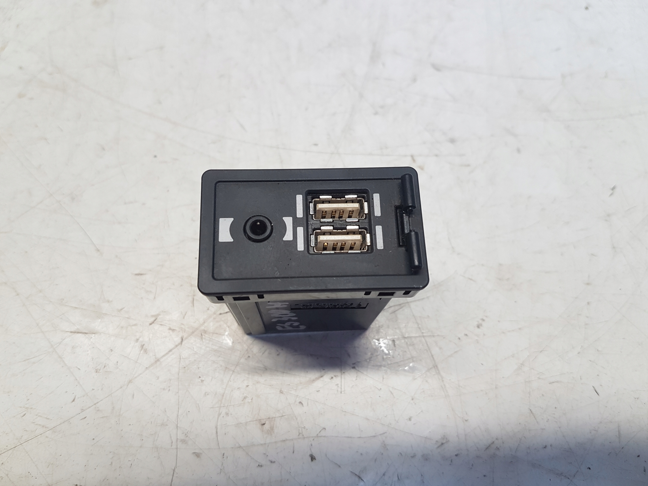 Lexus UX250H przełącznik gniazdo port złącze USB AUX 86190-11010 ...