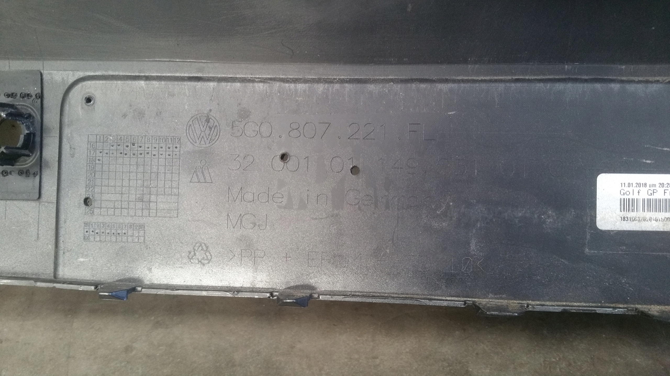 branik prednji dio PDC mlaznice VW Golf VII