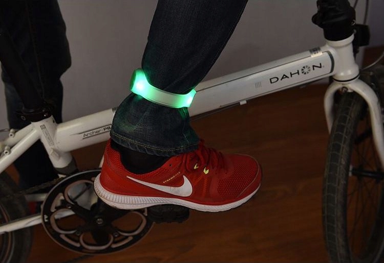 ŚWIECĄCA MIGAJĄCA OPASKA LED na ramię do biegania Kolor dominujący pomarańcze i czerwienie