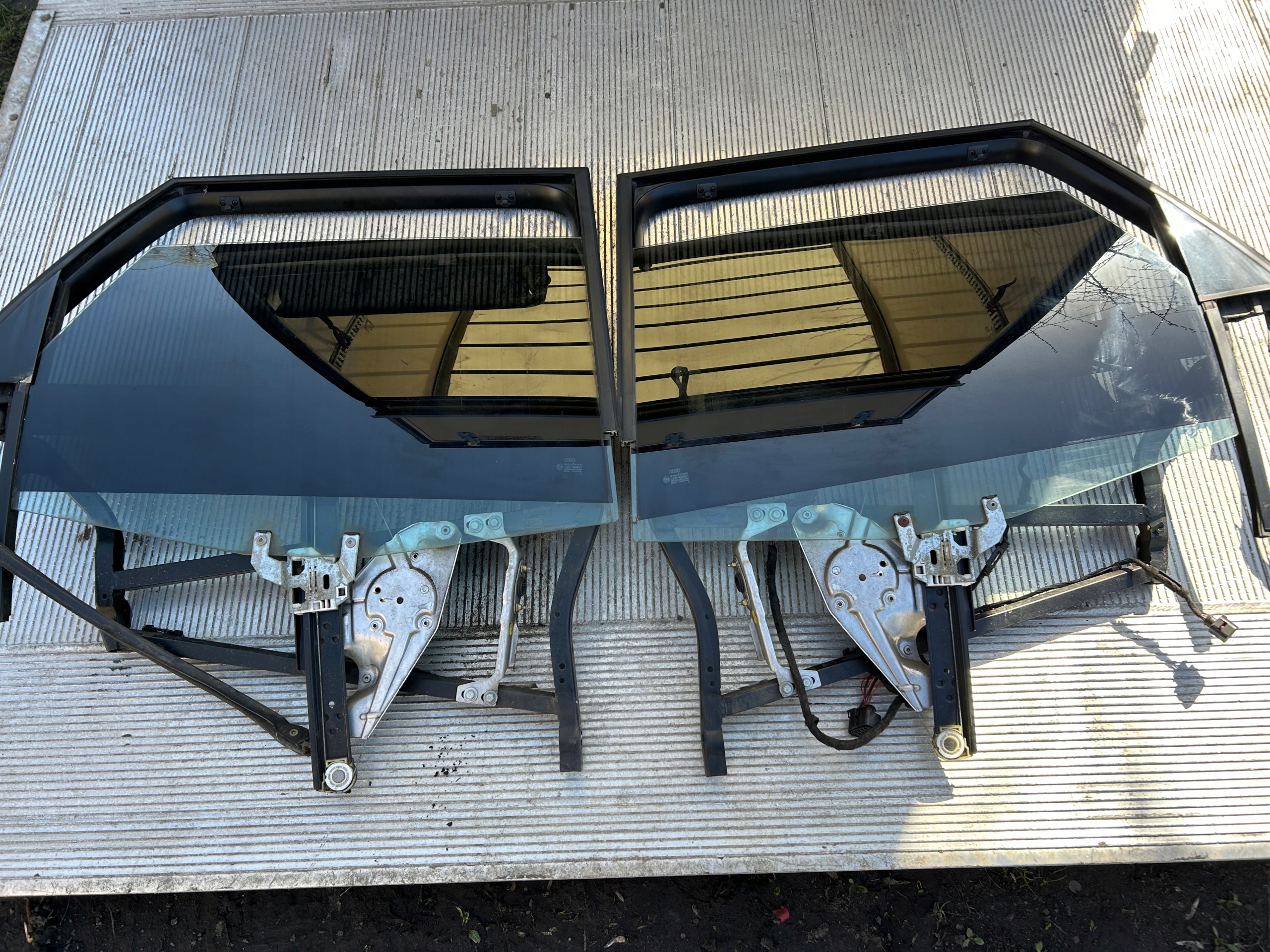 RAMKA RAMKI SZYBY TYŁ POD ROLETĘ AUDI A6 C5 KOMBI Numer katalogowy części RAMKA SZYBA RAMKI MECHANIZM SZYBY TYŁ POD ROLETĘ AUDI A6 C5 KOMBI