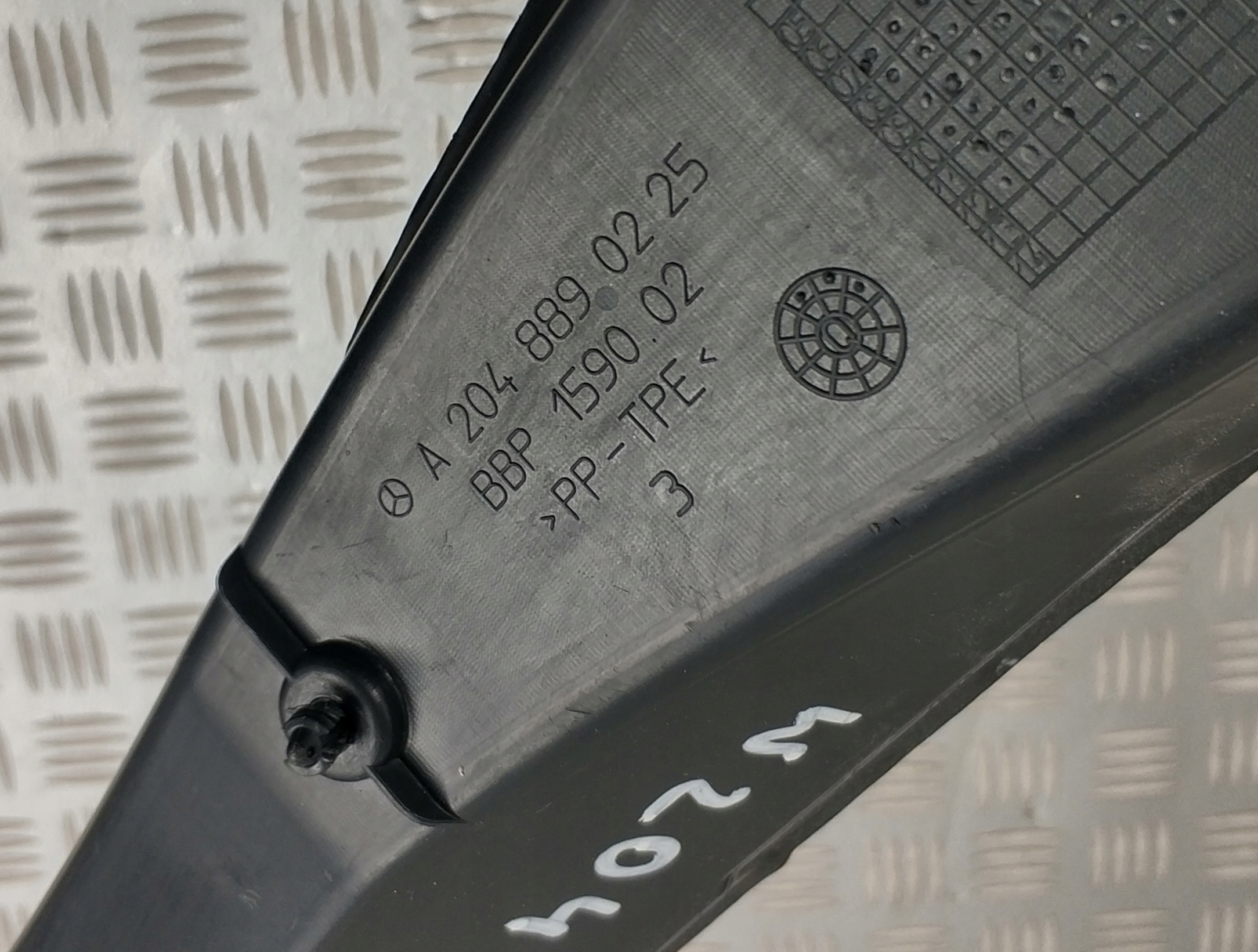 A2048890225 osłona błotnika prawa MERCEDES W204 C Producent części Mercedes-Benz OE