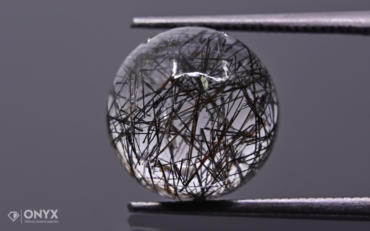 Křemen s turmalínem kabošon A kulatý fi 12 mm