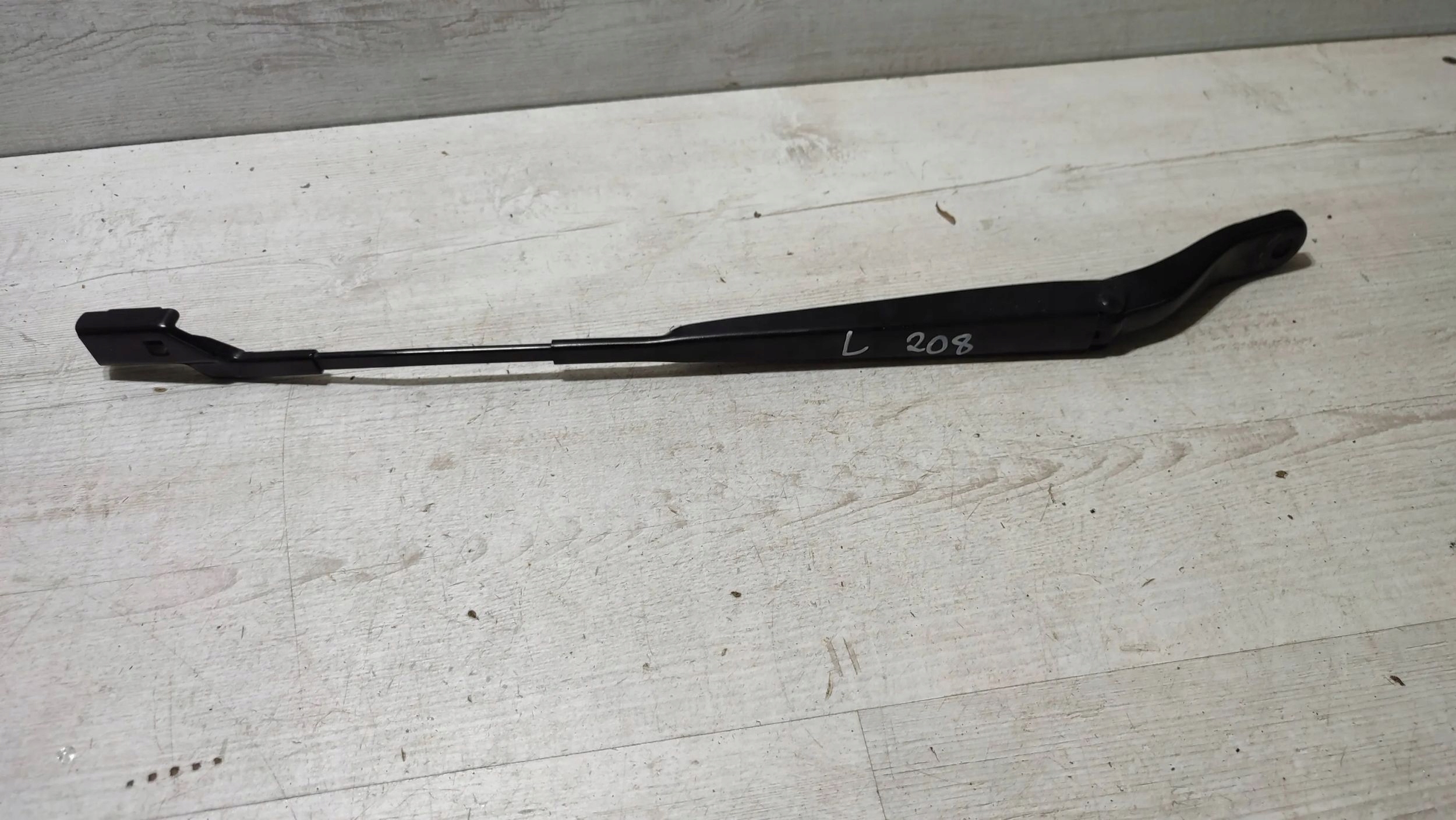 Peugeot 208 II 23r 1.2 front side left wiper arm