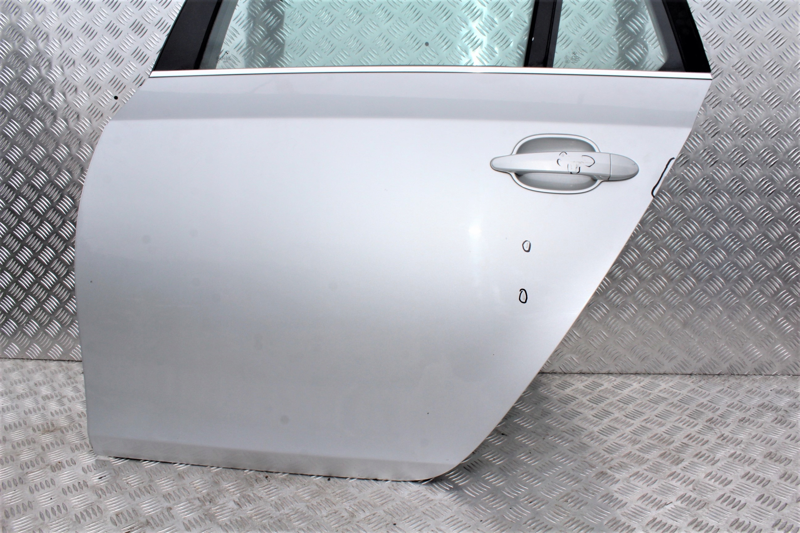 BMW 5 E61 DRZWI LEWY TYŁ TYLNE TITANSILBER 354 Typ samochodu Samochody osobowe