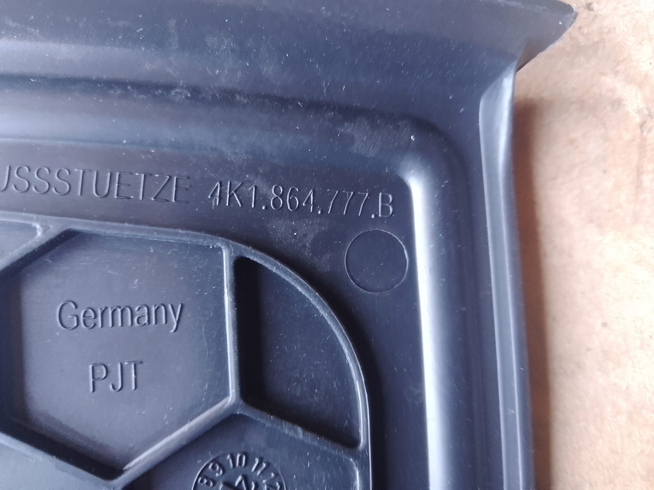 Podstopnica Podnozek AUDI A6 C8 4K1864777B