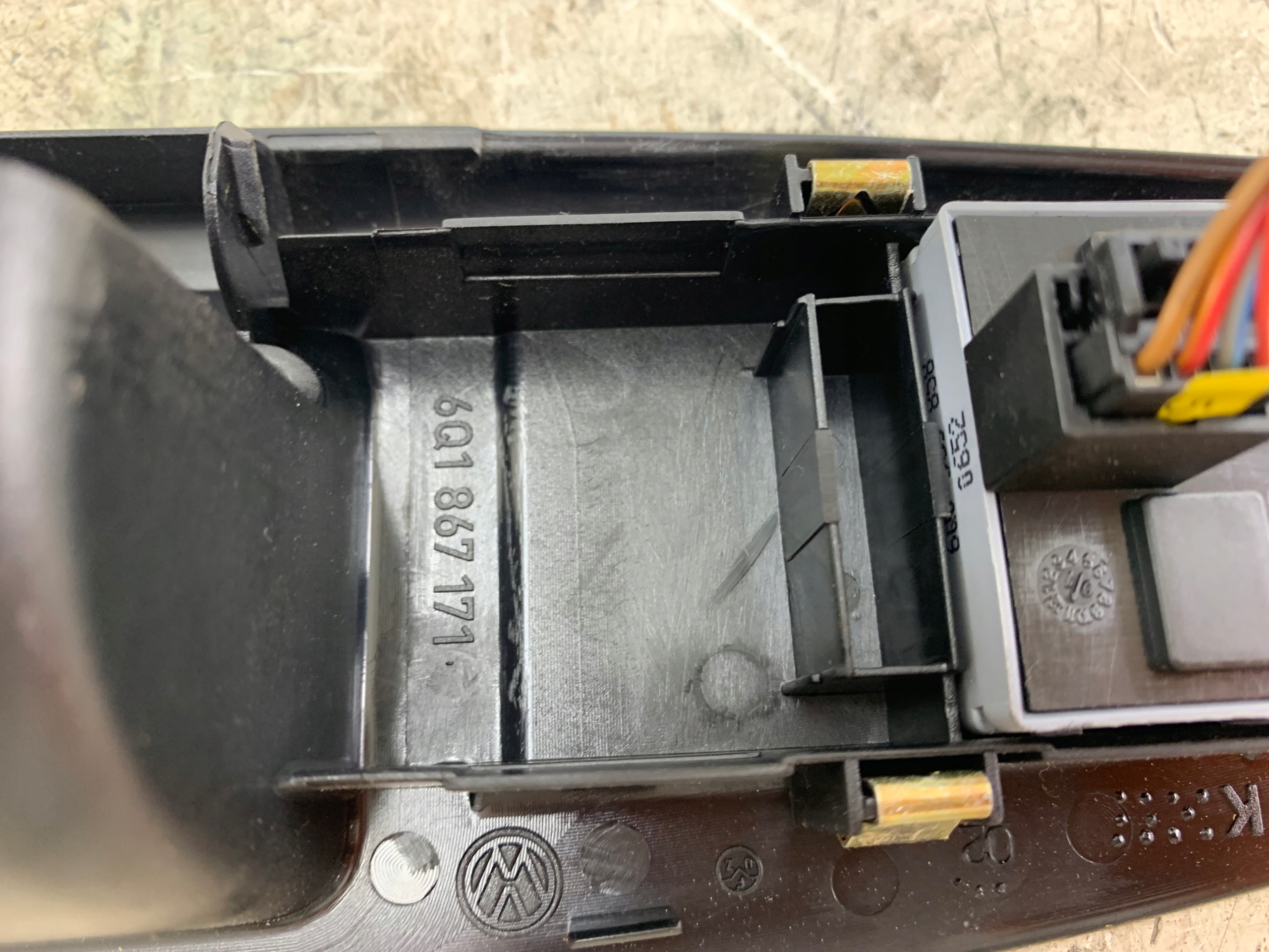 VW POLO 9N PANEL okna levý předek řidičů 6Q1867171