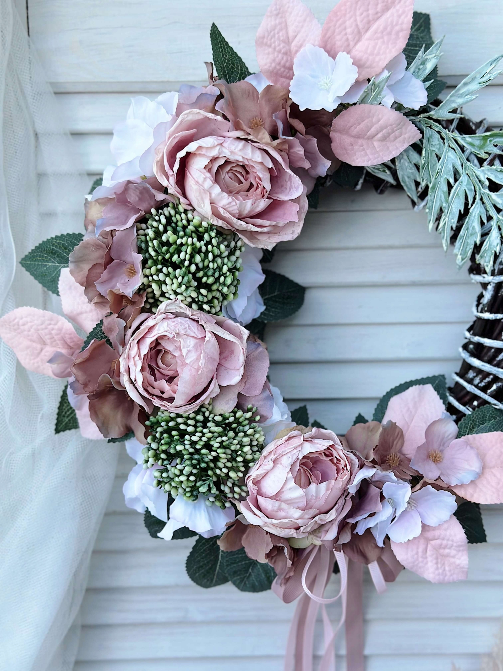 WIANEK KWIATOWY STROIK NA STÓŁ DRZWI WIKLINOWY WIENIEC PUDROWY RÓŻ LIŚCIE Marka inna