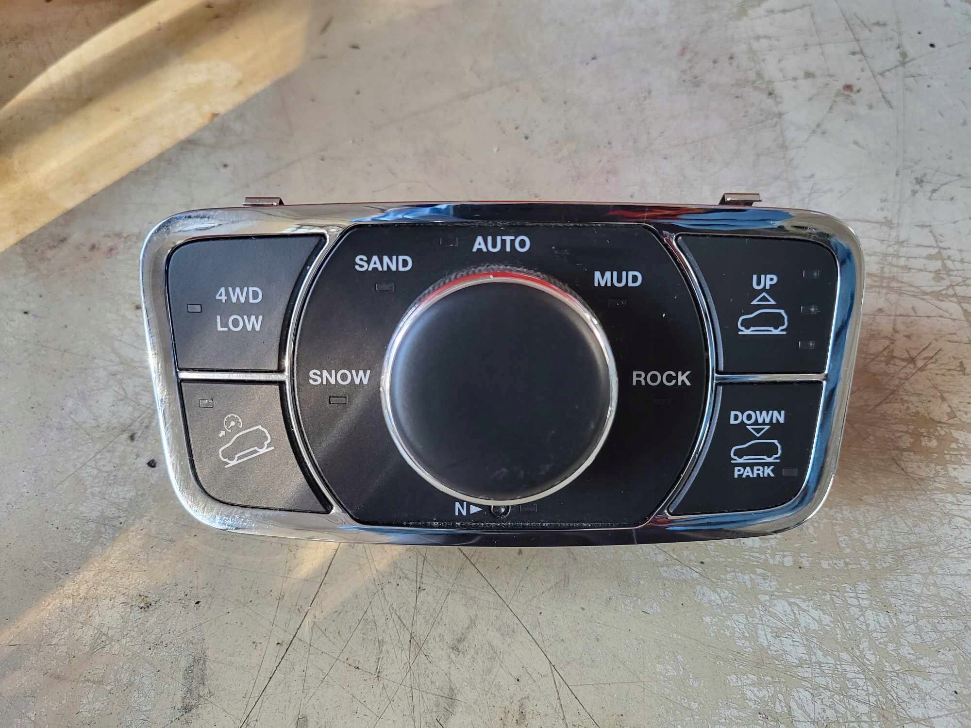 PANEL SKRZYNI STEROWANIA JEEP GRAND CHEROKEE WK2 68258736AA za 169 zł z