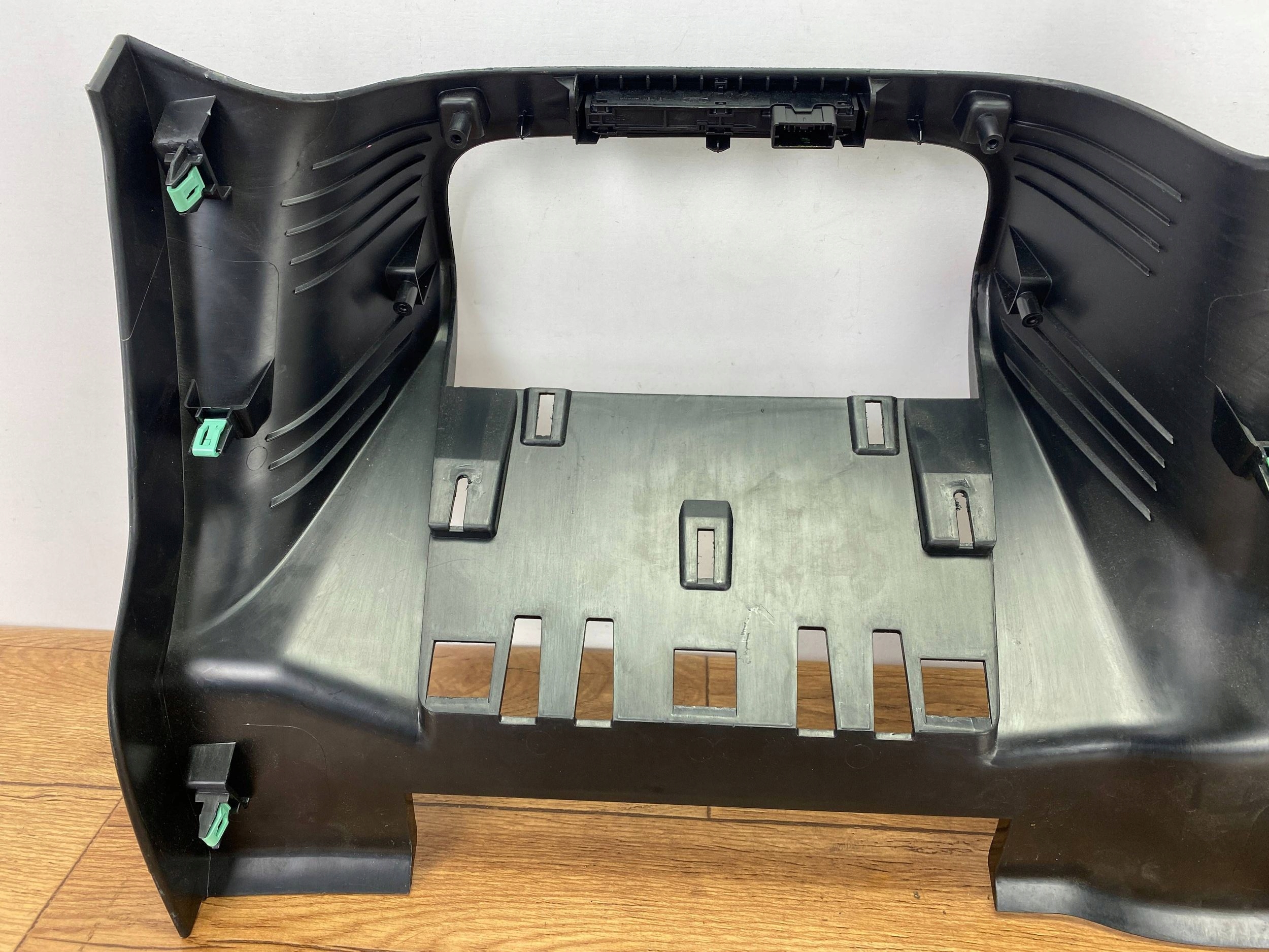 Boîte Châssis Console du tableau de bord Ford Kuga MK3 2020+