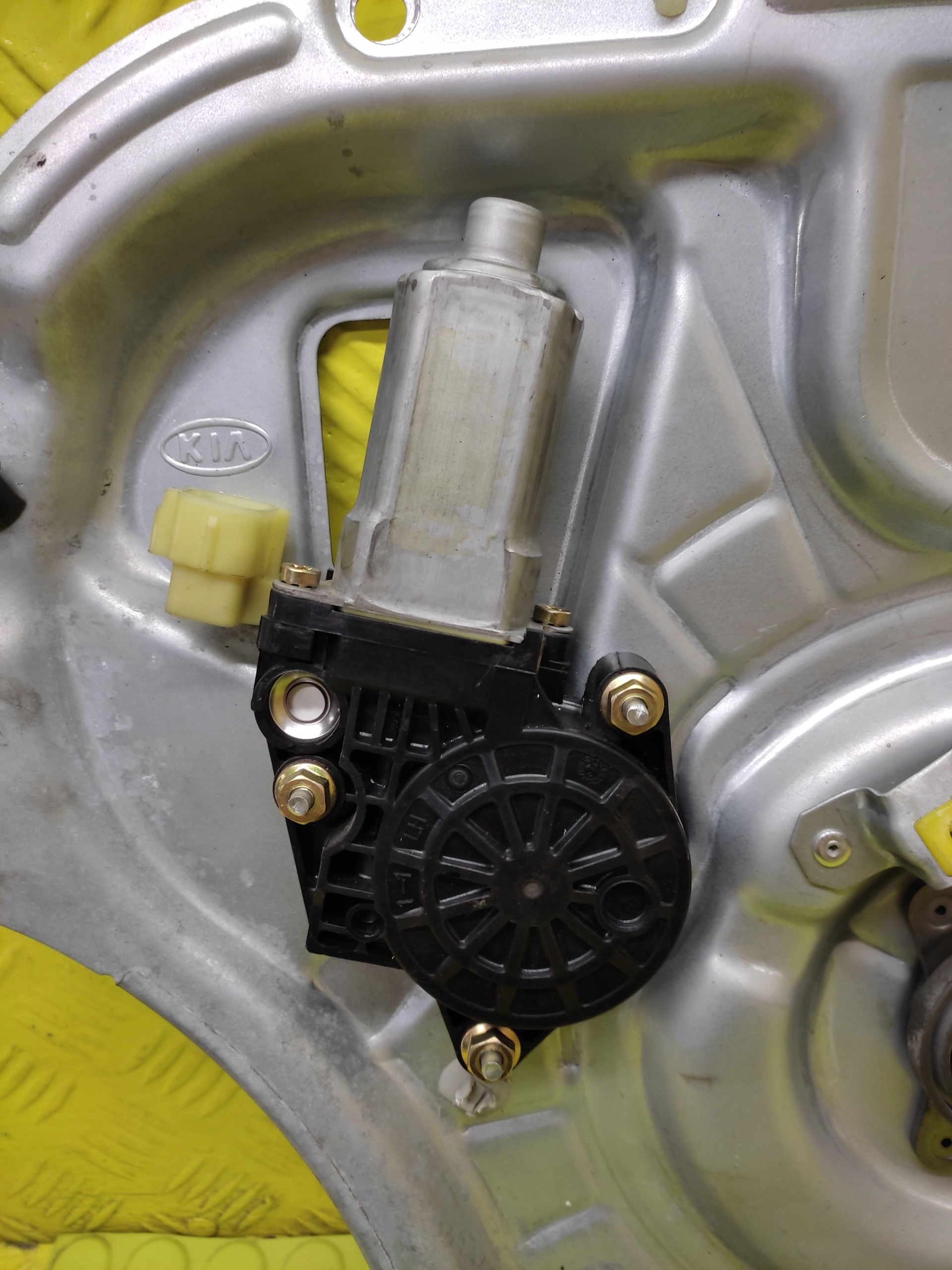 KIA OPIRUS window regulator right front 824803F010