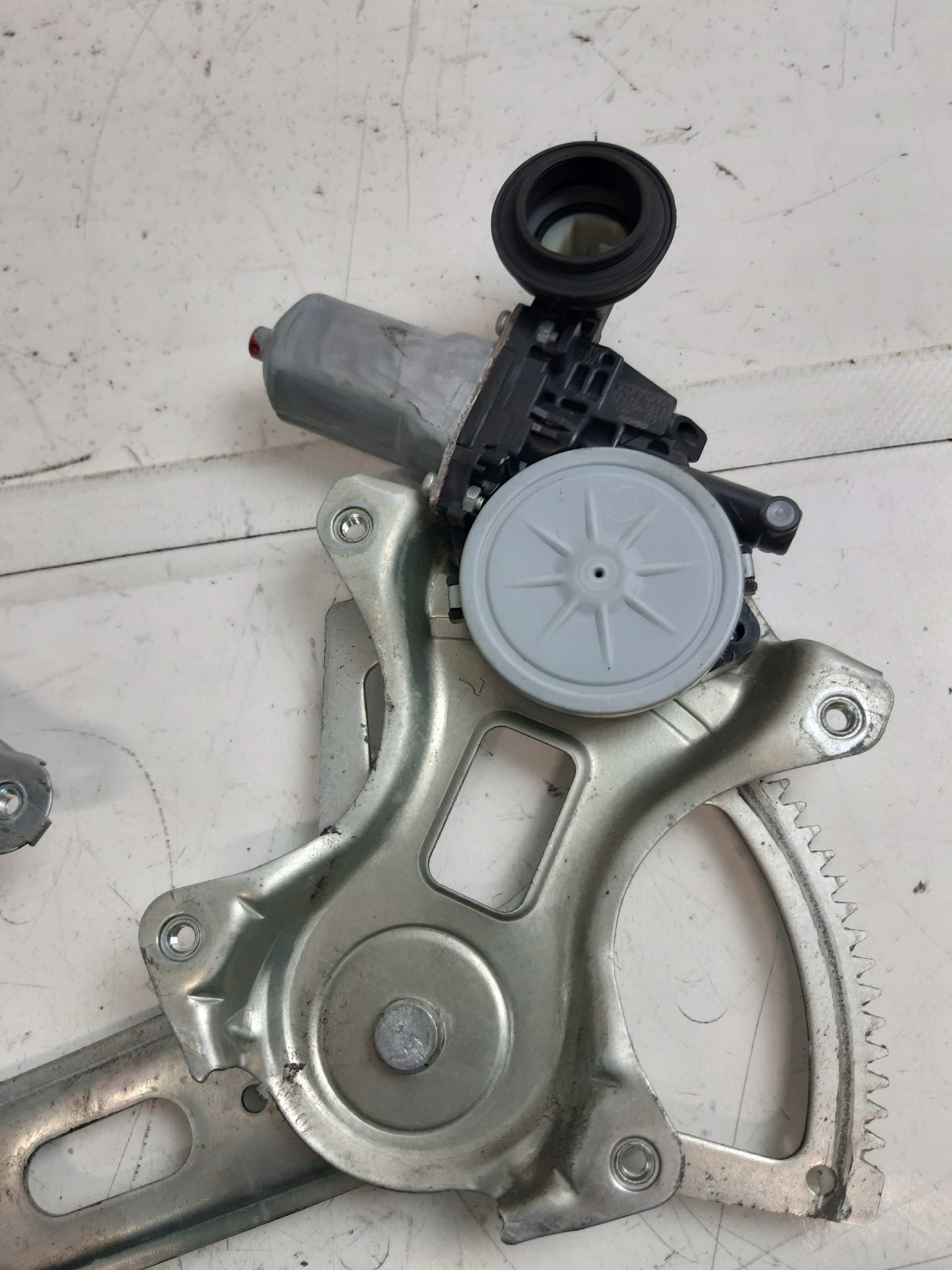 window regulator mechanism left rear part TOYOTA PRIUS II