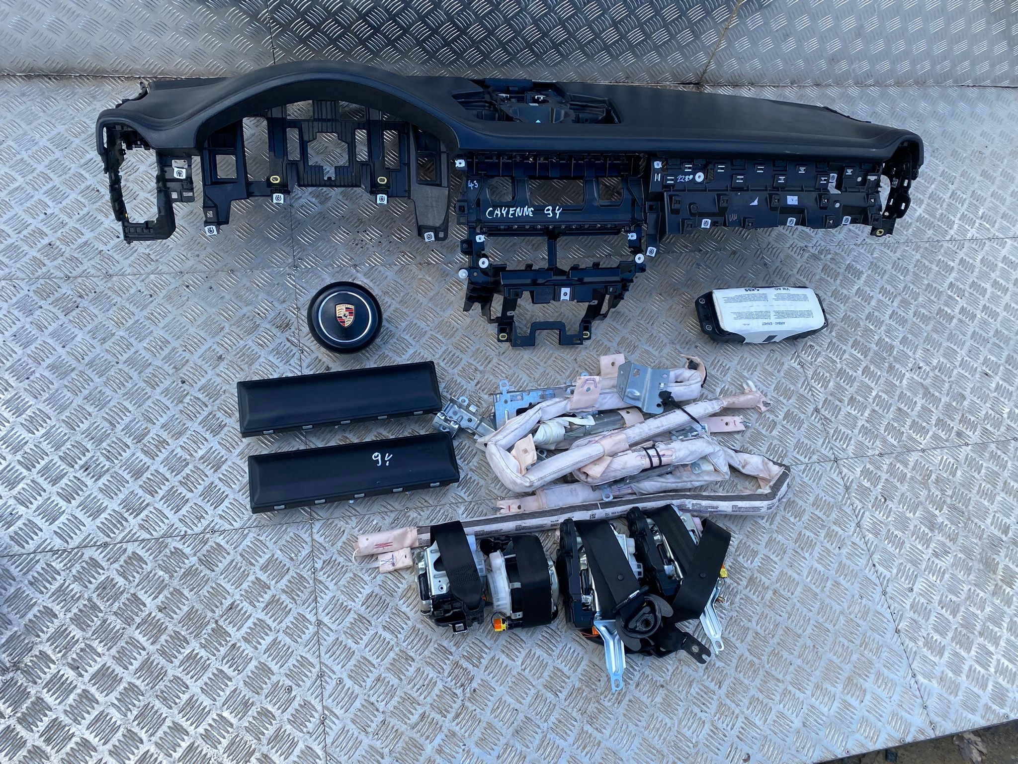 DESKA KONSOLA AIRBAG PASY PORSCHE CAYENNE 9Y SKÓRA PORSCHE CAYENNE 9Y